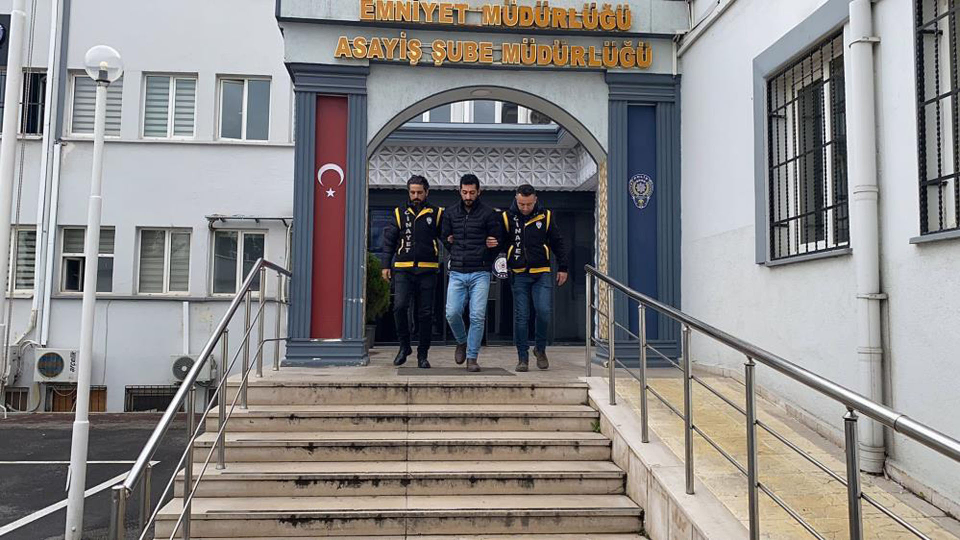 Bursa'da akıllara zarar olay! Çocuklara kızdı, komşusuna kurşun yağdırdı