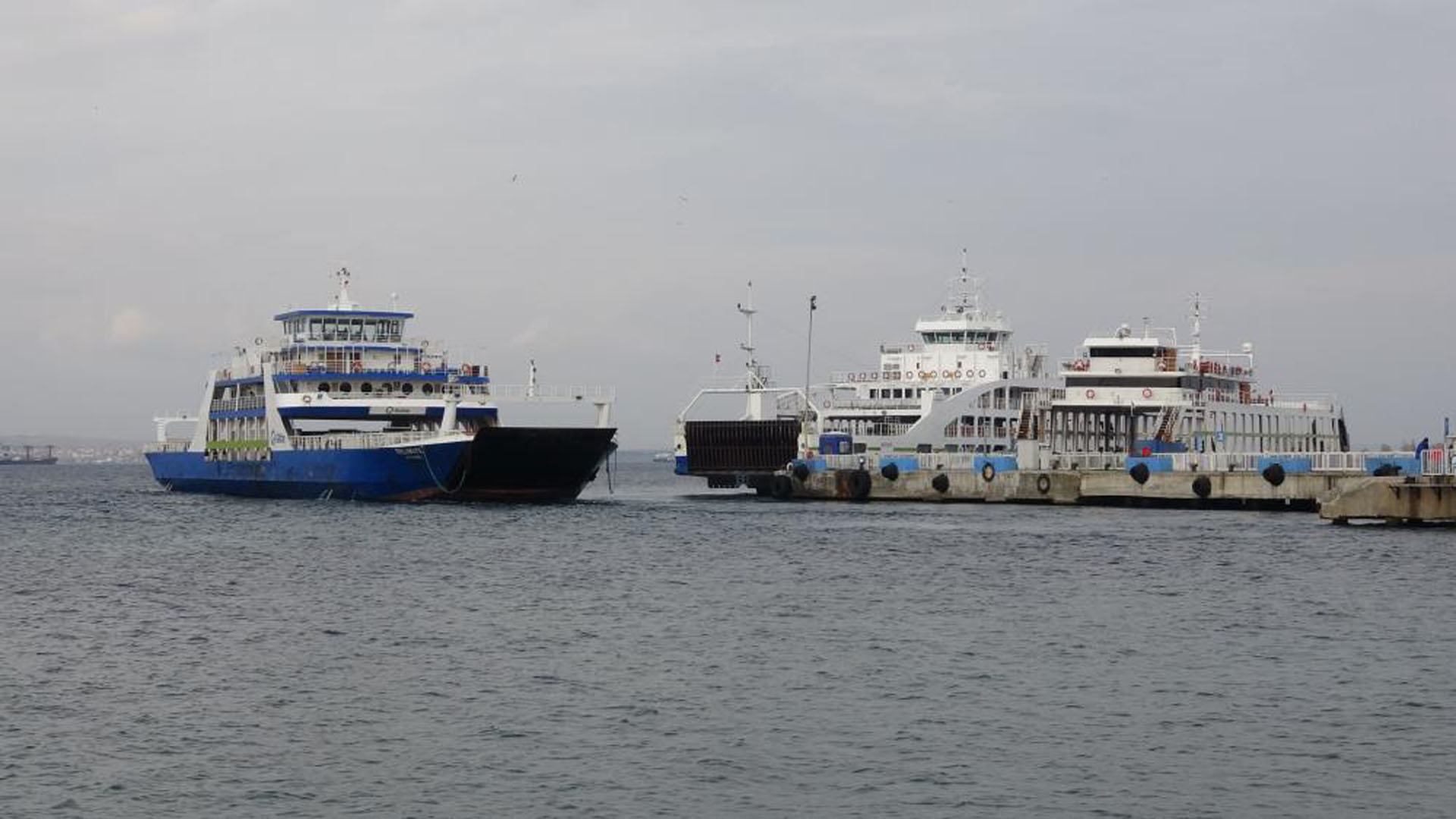 Feribot seferlerine fırtına engeli! Seferler iptal edildi