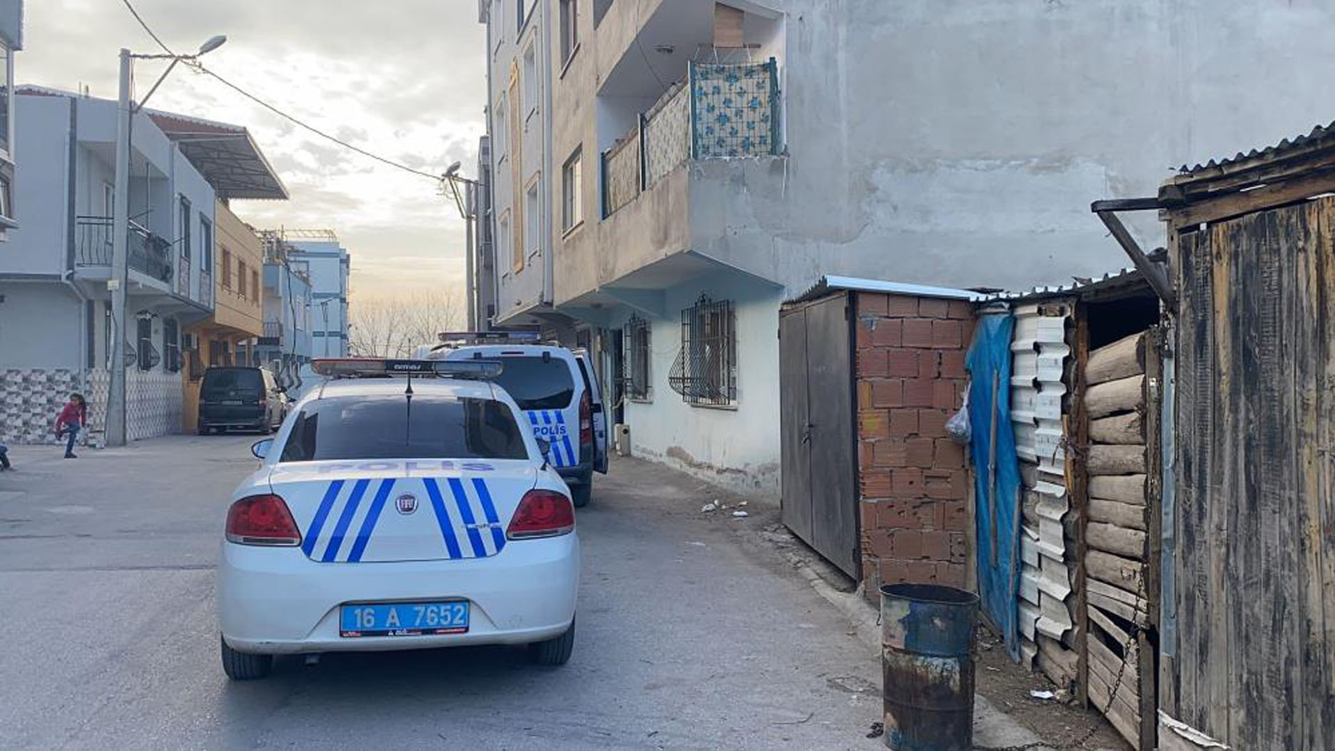 Bursa'da akıllara zarar olay! Çocuklara kızdı, komşusuna kurşun yağdırdı