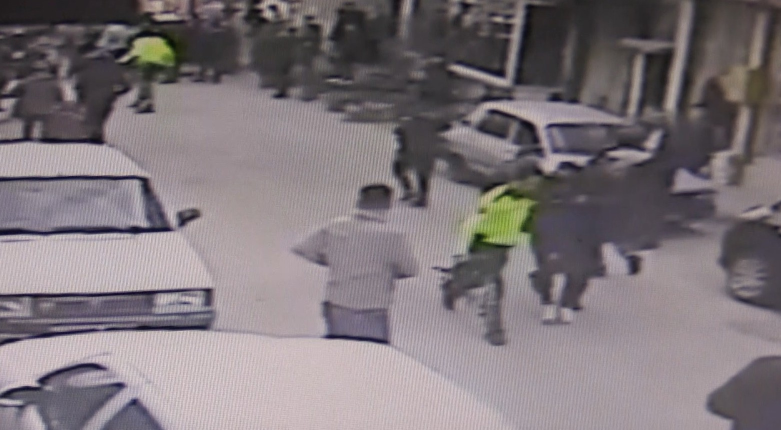 İki aile arasında yaşanan gerginlik bıçaklı sopalı kavgaya dönüştü, kan döküldü! Ölü ve yaralılar var!