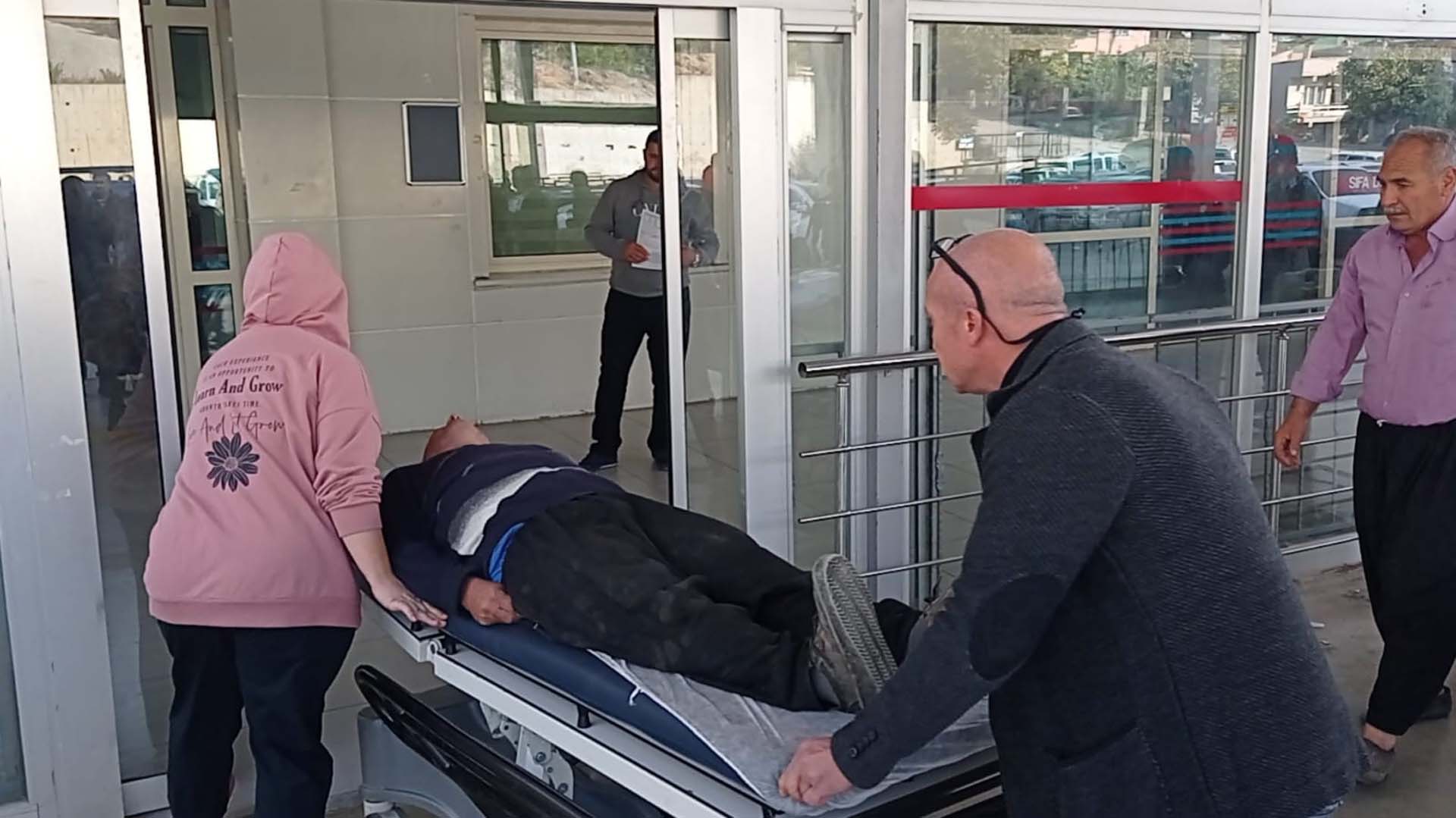 Adana Kozan'da traktör devrildi: 30'dan fazla işçi yaralandı 