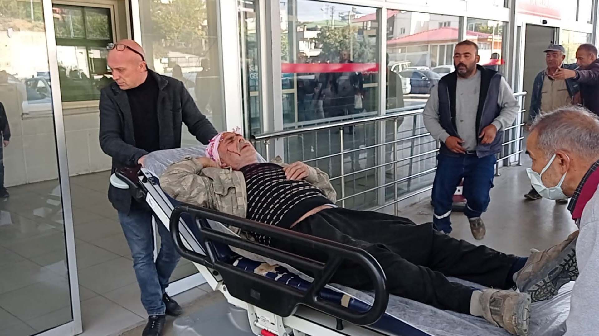 Adana Kozan'da traktör devrildi: 30'dan fazla işçi yaralandı 