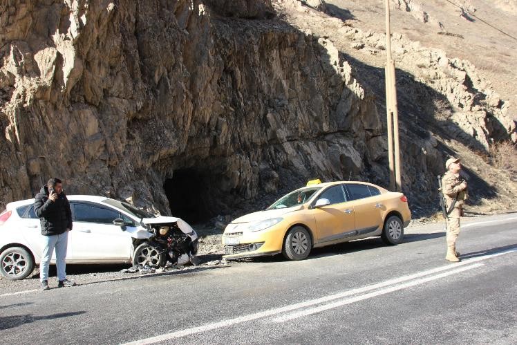 Hakkari'de kaza: İki otomobil kafa kafaya çarpıştı! 7 kişi yaralandı
