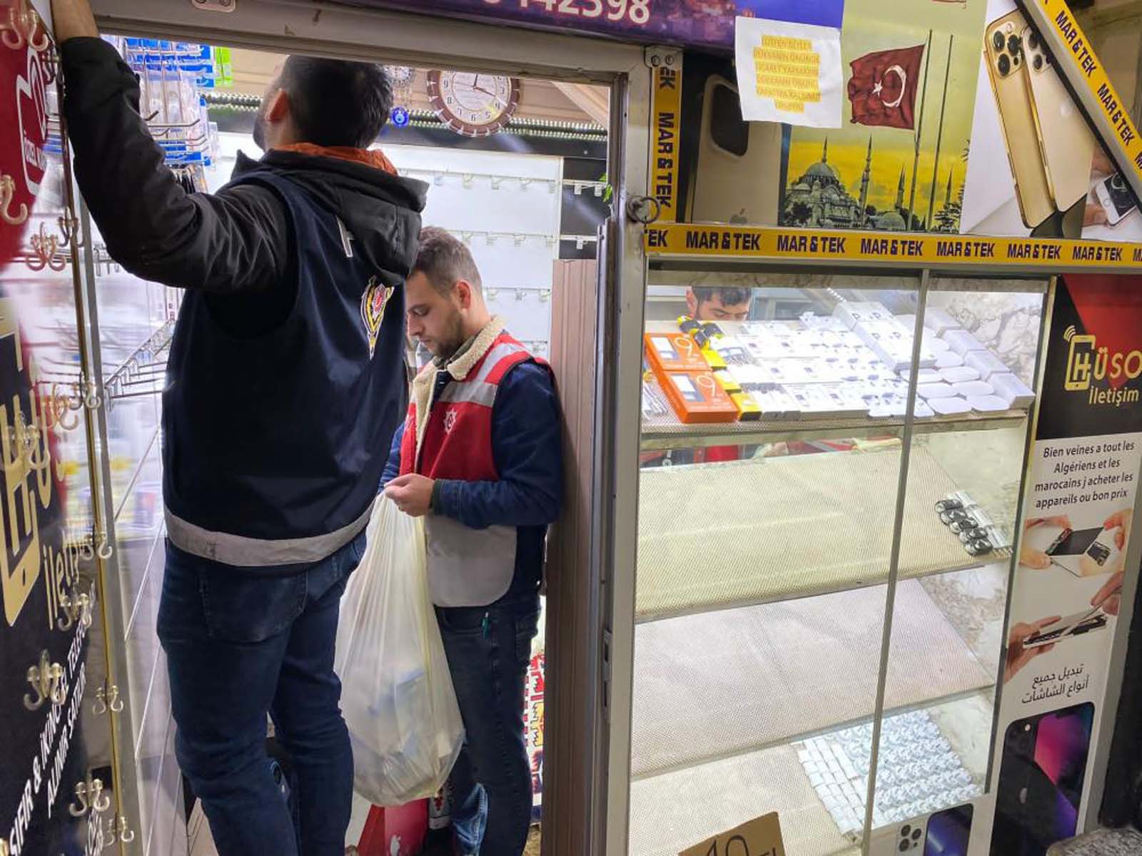 İstanbul'da nefes kesen baskın: 212 kayıtsız telefon ele geçirildi