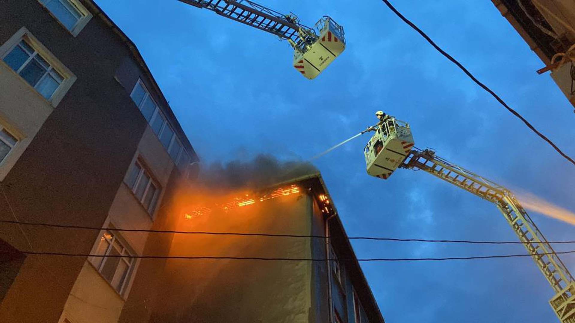 Yangına uykularında yakalandılar! İstanbul'da çatı katı alevlere teslim oldu