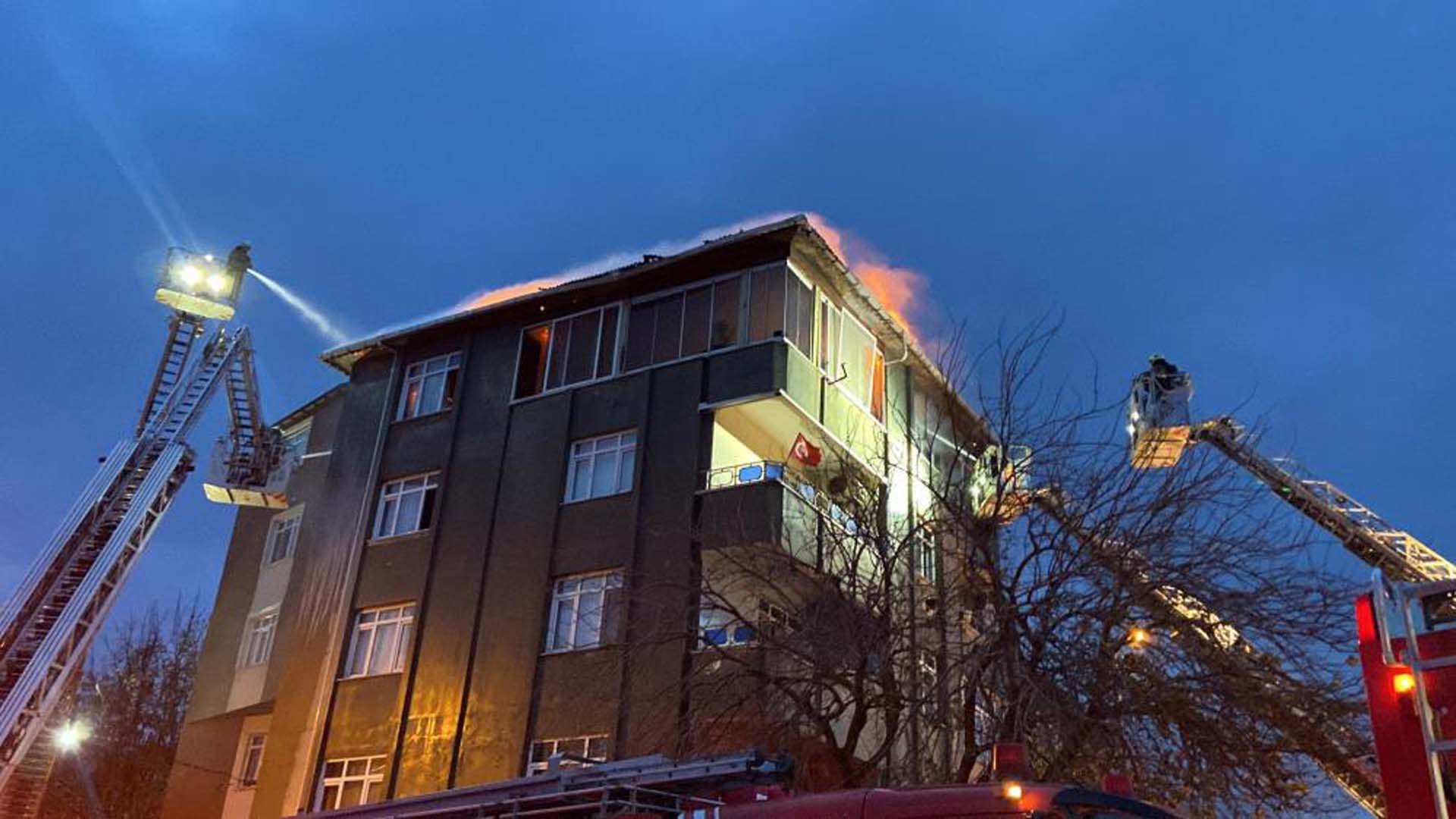 Yangına uykularında yakalandılar! İstanbul'da çatı katı alevlere teslim oldu
