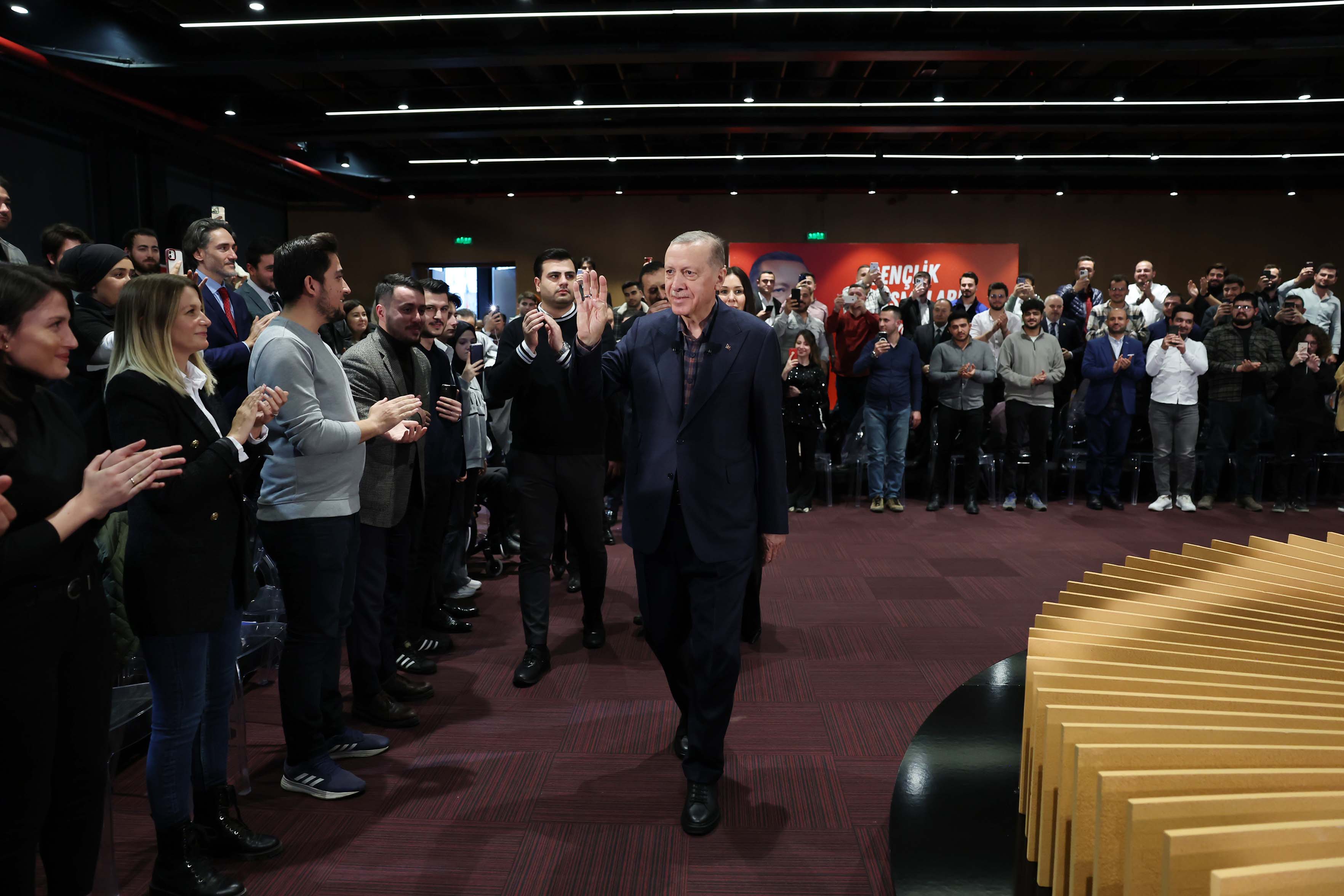 Cumhurbaşkanı Erdoğan, Samsun'da gençlerle bir araya geldi! "Biz yasakların, yoklukların, yoksullukların Türkiye'sinin tüm yükünü omuzlamış bir nesiliz"