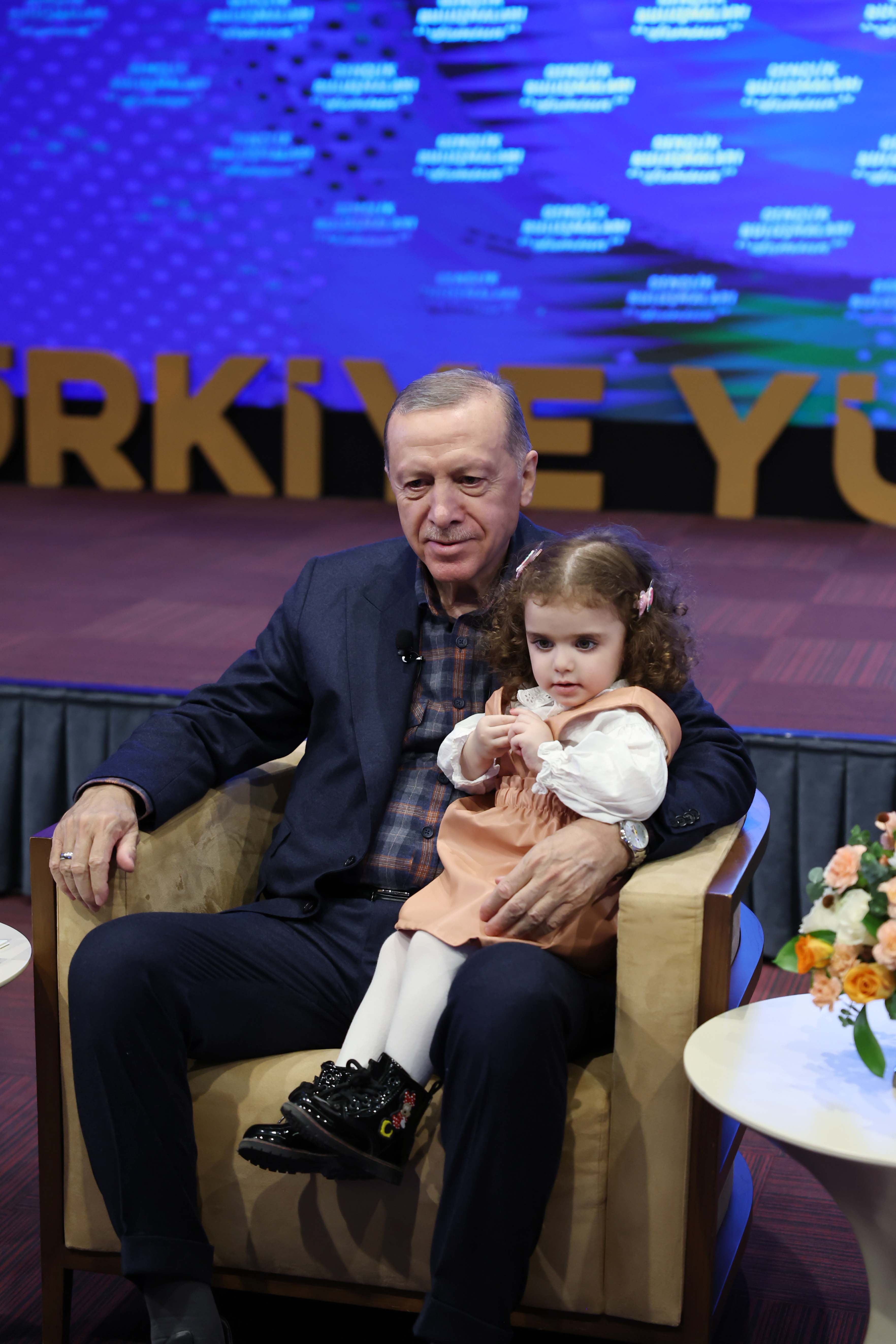 Cumhurbaşkanı Erdoğan, Samsun'da gençlerle bir araya geldi! "Biz yasakların, yoklukların, yoksullukların Türkiye'sinin tüm yükünü omuzlamış bir nesiliz"