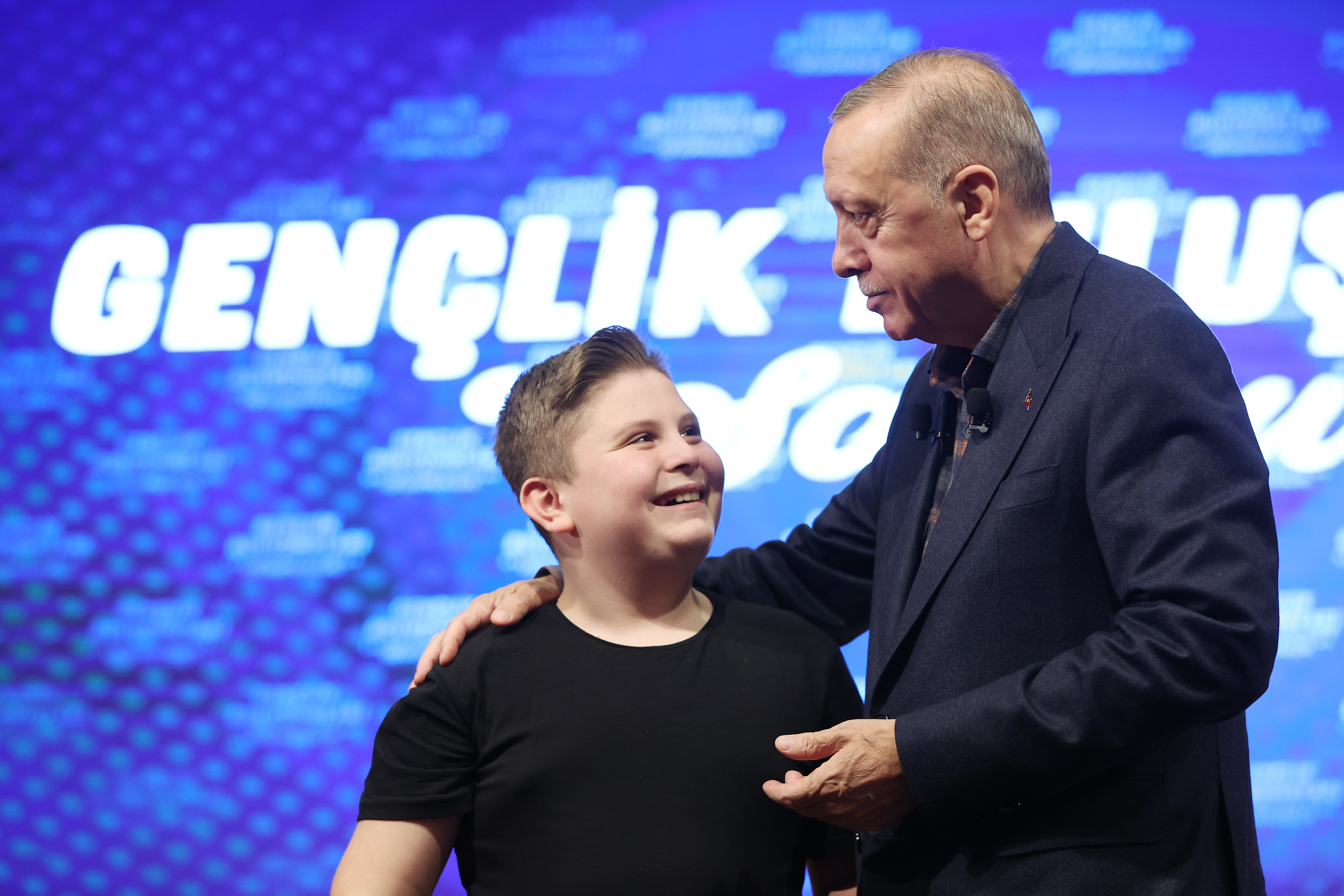 Cumhurbaşkanı Erdoğan, Samsun'da gençlerle bir araya geldi! "Biz yasakların, yoklukların, yoksullukların Türkiye'sinin tüm yükünü omuzlamış bir nesiliz"