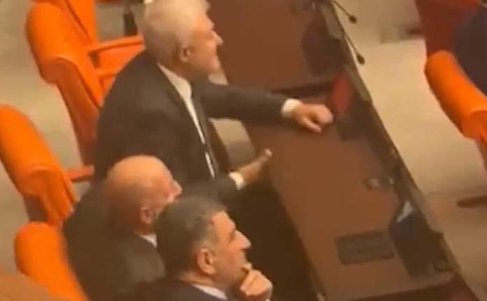 CHP'li Tuncay Özkan'dan akıllara zarar hareket! Süleyman Soylu'ya tepki için meclis malına zara verdi!