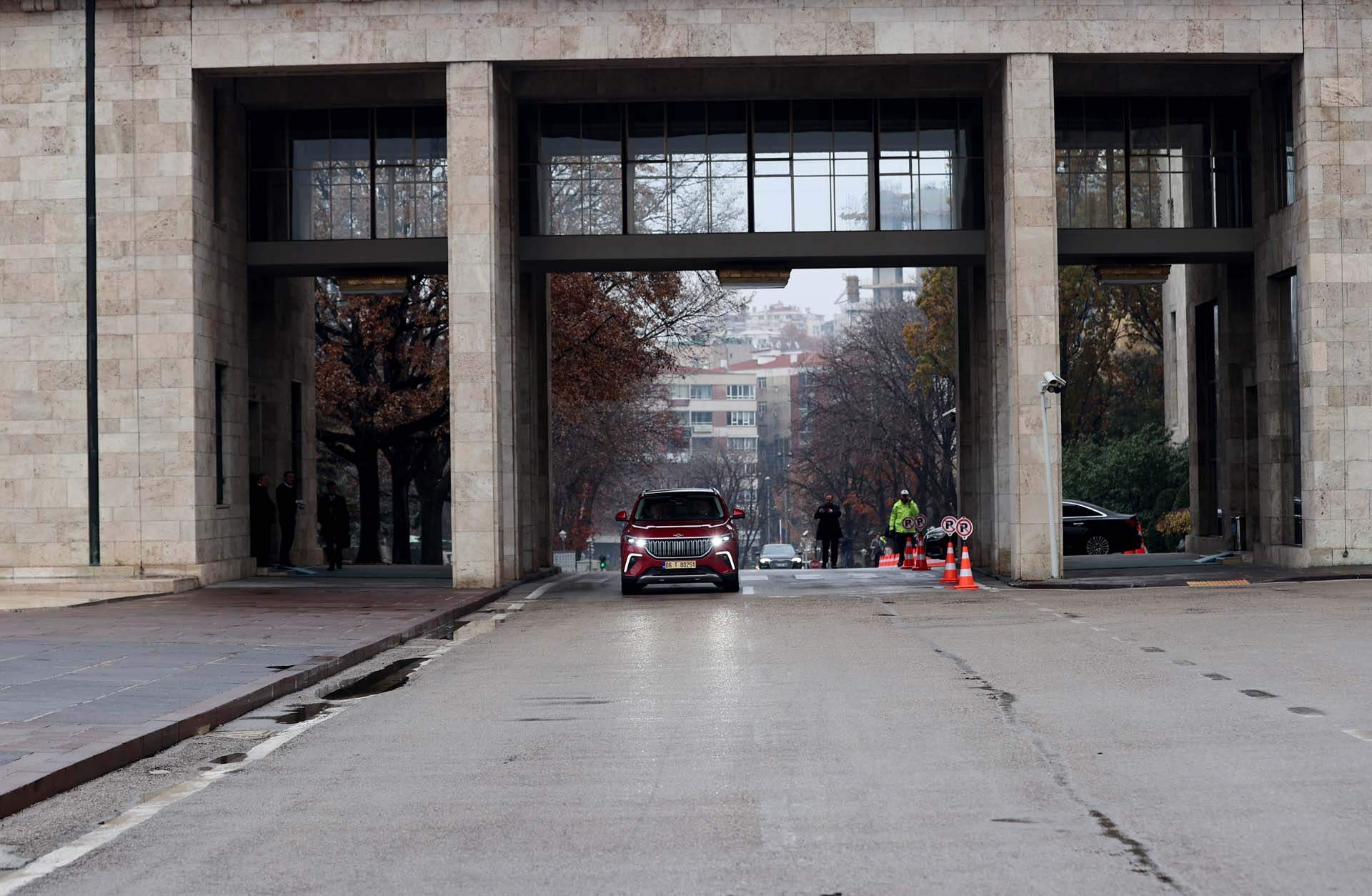 TBMM'ye yerli otomobil TOGG ile gelmişti! Ahmet Hakan'dan Bakan Mustafa Varank'a dikkat çeken uyarı: Koskocaman bir kıskançlığın öznesi oluyorsunuz