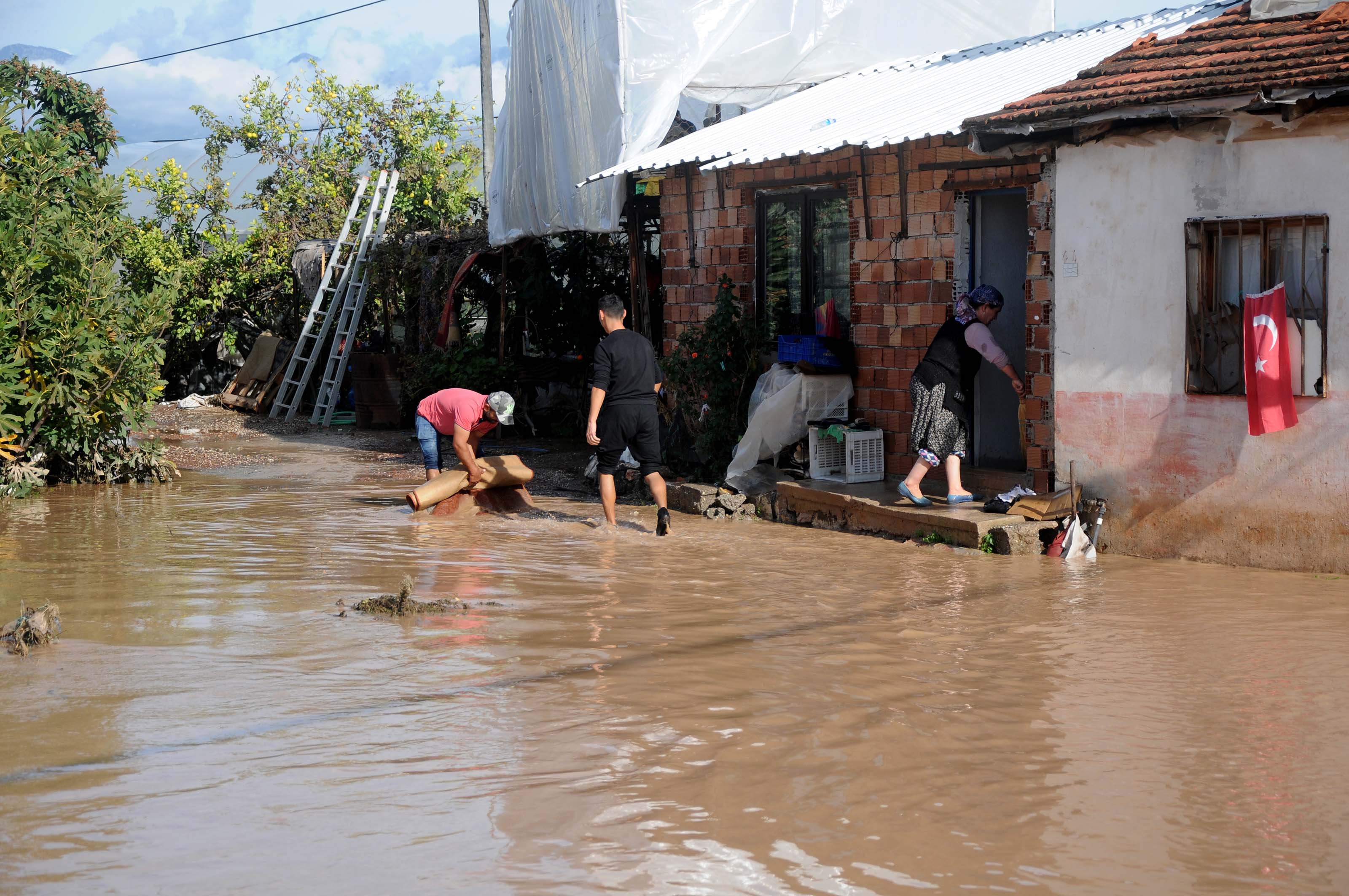 Antalya'da sel felaketi! Bakan Süleyman Soylu açıklamalarda bulundu!