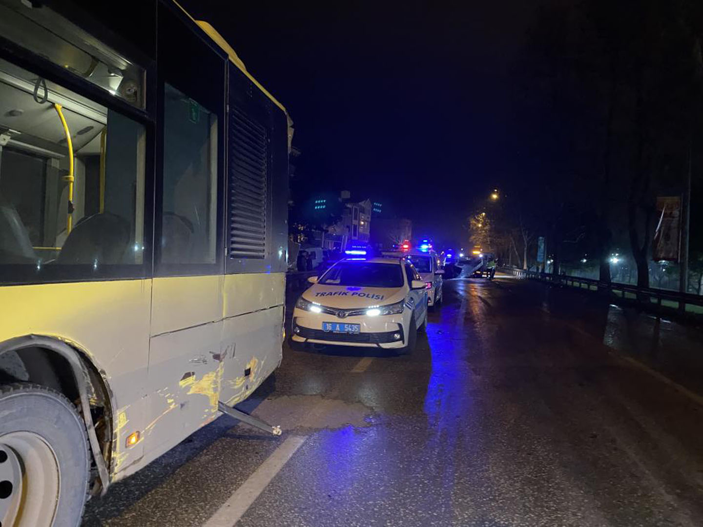 Bursa'da feci kaza! Otomobil ikiye bölündü:19 yaşındaki sürücü hayatını kaybetti