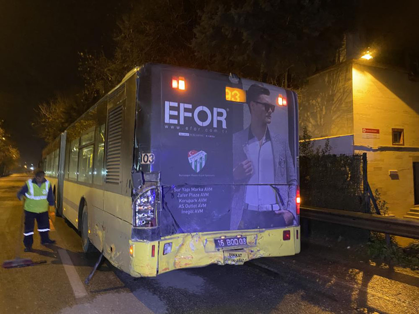 Bursa'da feci kaza! Otomobil ikiye bölündü:19 yaşındaki sürücü hayatını kaybetti