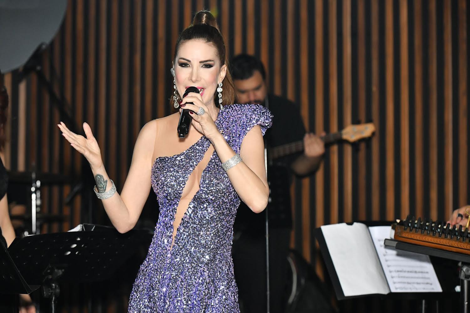 Tuğba Özerk, memleketi İzmir'de sahne aldı 