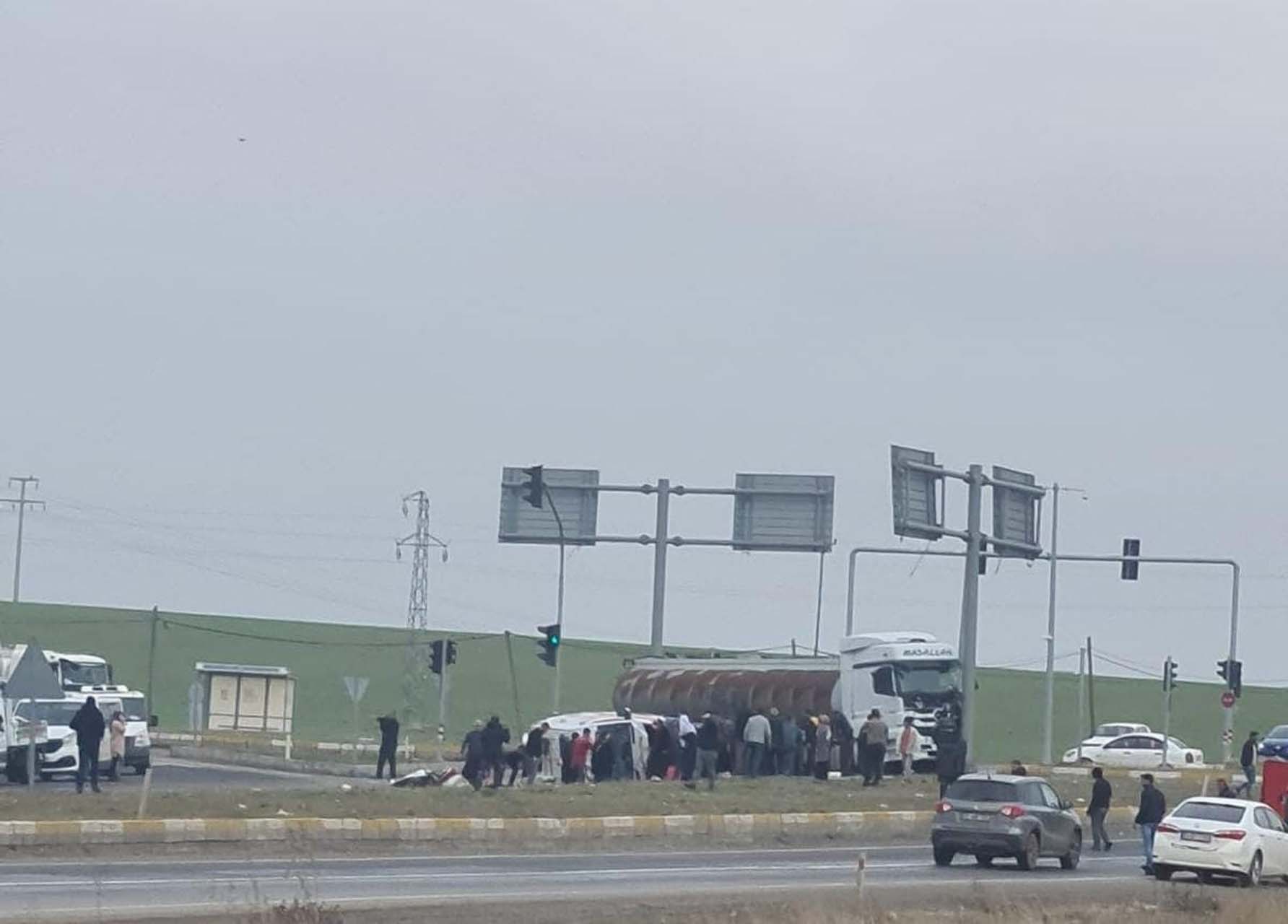 Diyarbakır'da acı kaza! Ambulans ile TIR çarpıştı: Hasta çocuk öldü, yaralılar var 