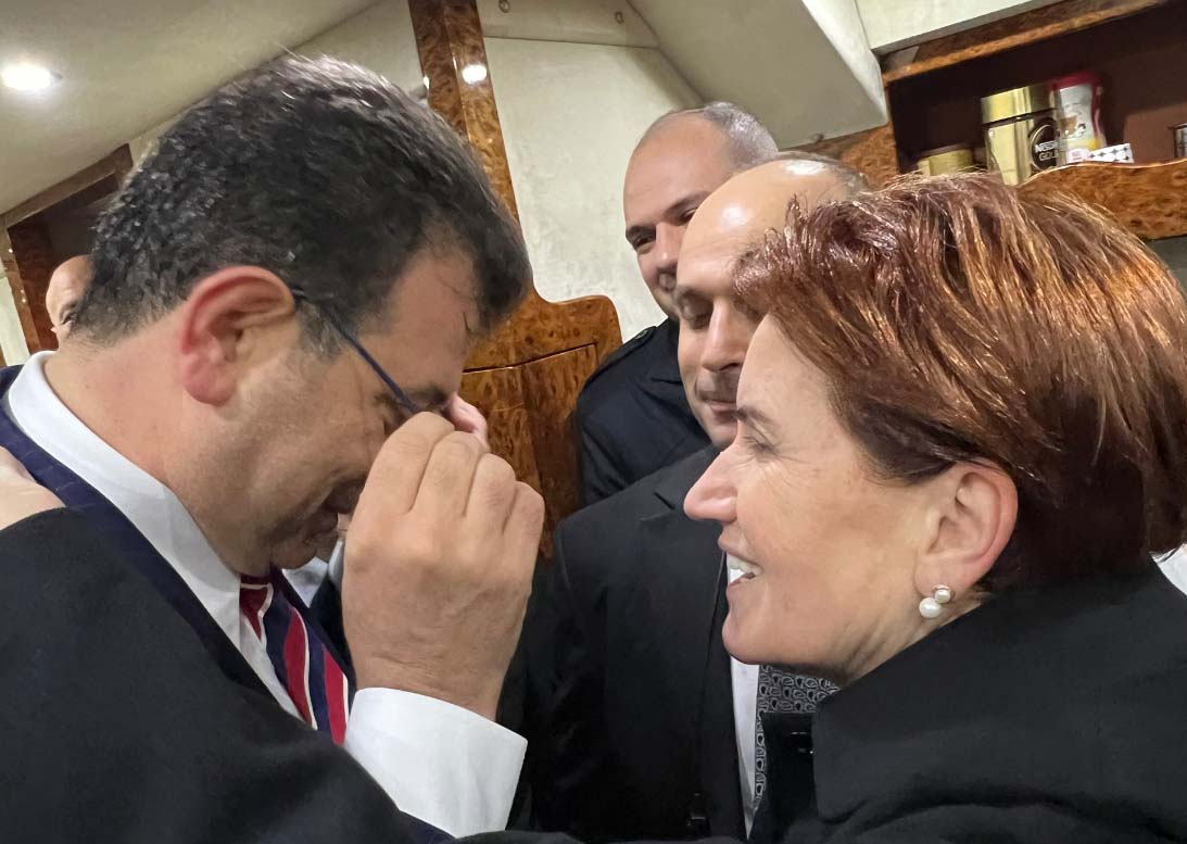 Ceza alan Ekrem İmamoğlu'nun, Meral Akşener'le cezayı kutlar gibi görüntüleri sosyal medyada tepki çekti!