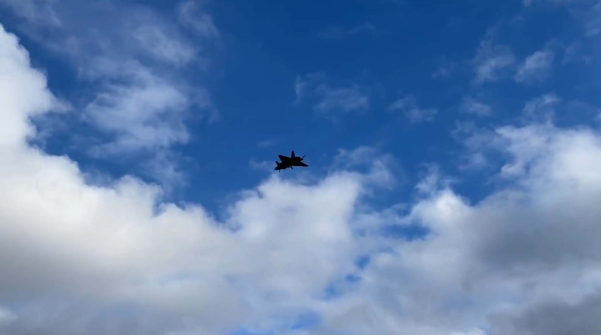 Son dakika | Selçuk Bayraktar, insansız savaş uçağı Kızılelma'nın uçuş görüntülerini paylaştı! Daha fazla yerde tutamadık uçtu