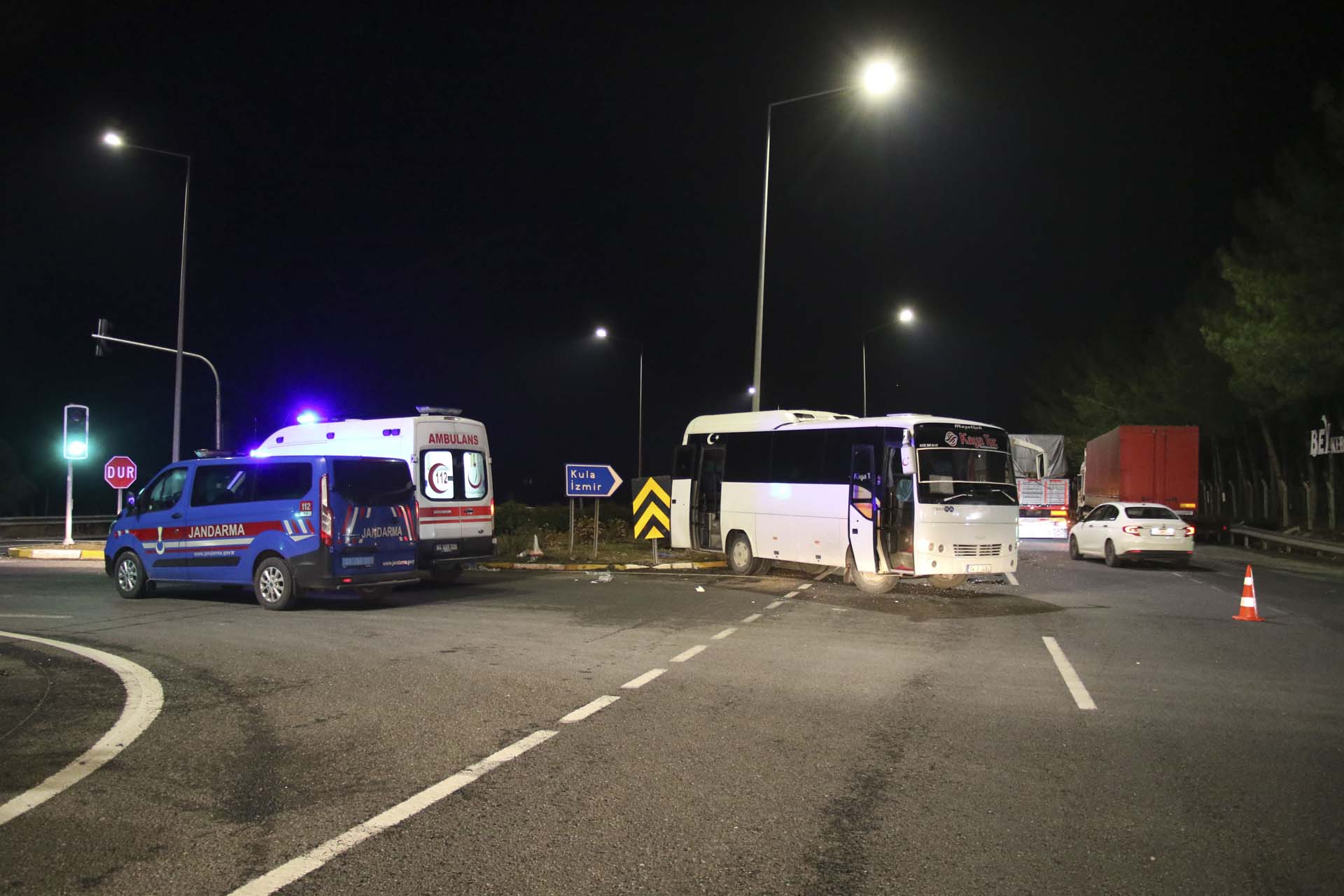 Uşak'ta ışık ihlali yapan TIR, işçileri taşıyan midibüse çarptı: Yaralılar var 