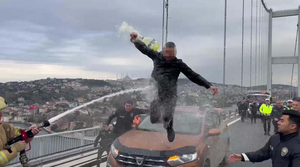 15 Temmuz Şehitler Köprüsü'nde hareketli dakikalar! Üzerine benzin döküp kendini yakmak isteyene şahsa ekiplerden sert müdahale!