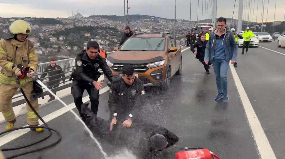 15 Temmuz Şehitler Köprüsü'nde hareketli dakikalar! Üzerine benzin döküp kendini yakmak isteyene şahsa ekiplerden sert müdahale!