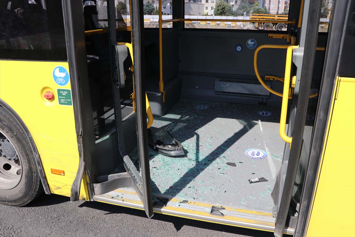 İstanbullunun çilesi bitmiyor! İETT şoförü kırılan cam için yolcuları suçlayıp azarladı!