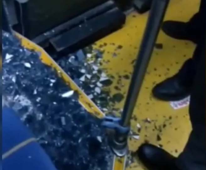 İstanbullunun çilesi bitmiyor! İETT şoförü kırılan cam için yolcuları suçlayıp azarladı!