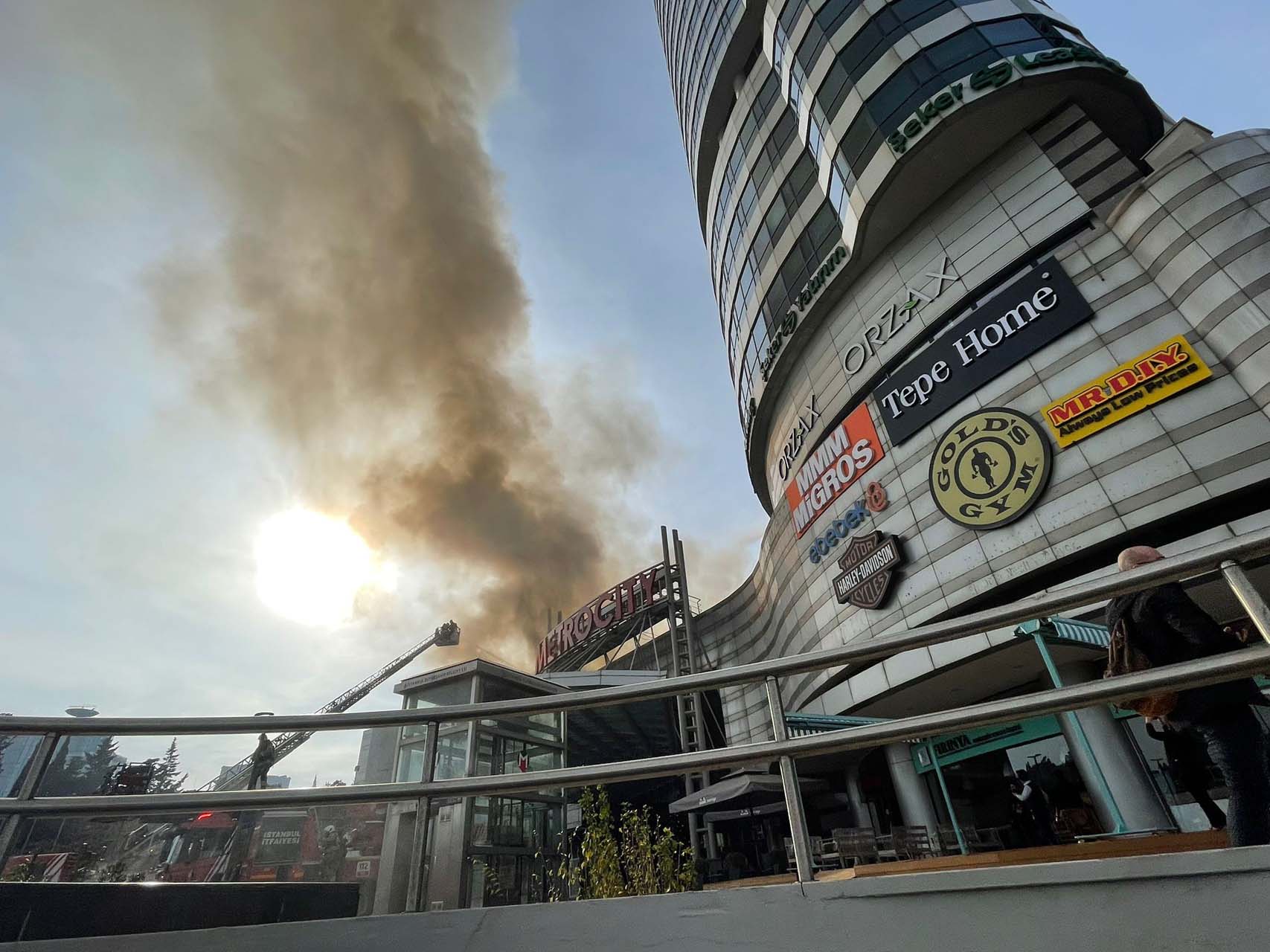 Son dakika | İstanbul Levent'teki Metro City AVM'de yangın çıktı! İtfaiye yangını güçlükle söndürdü