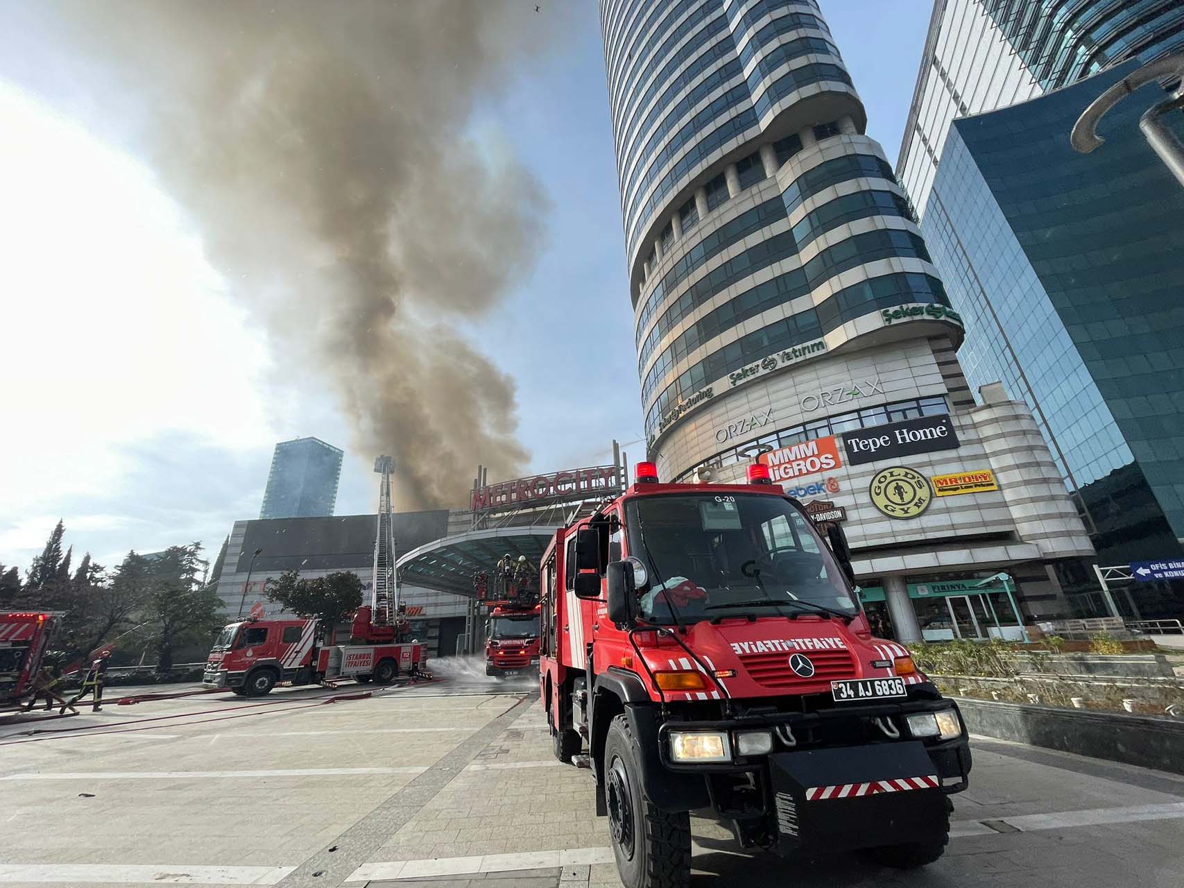 Son dakika | İstanbul Levent'teki Metro City AVM'de yangın çıktı! İtfaiye yangını güçlükle söndürdü