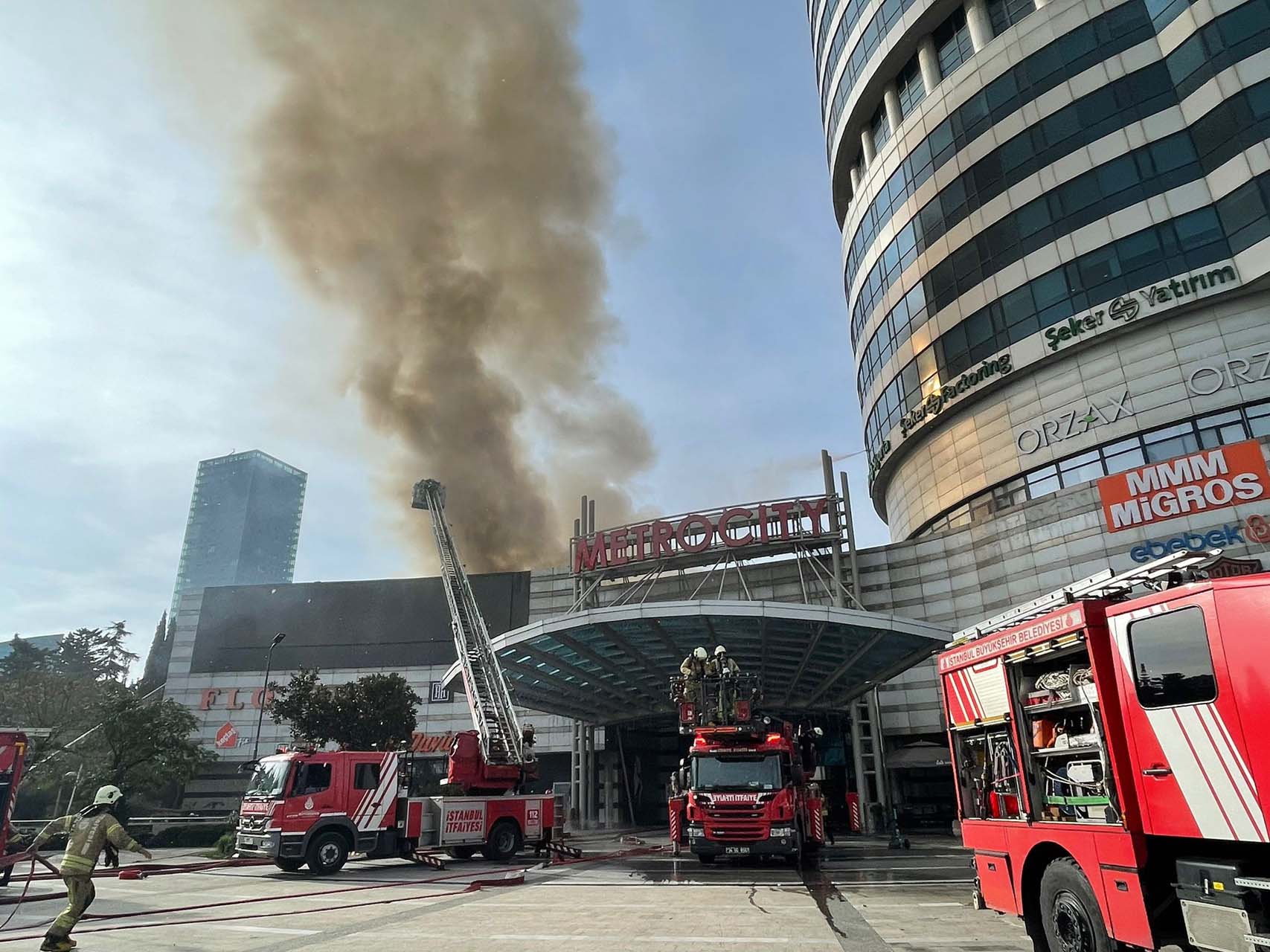 Son dakika | İstanbul Levent'teki Metro City AVM'de yangın çıktı! İtfaiye yangını güçlükle söndürdü