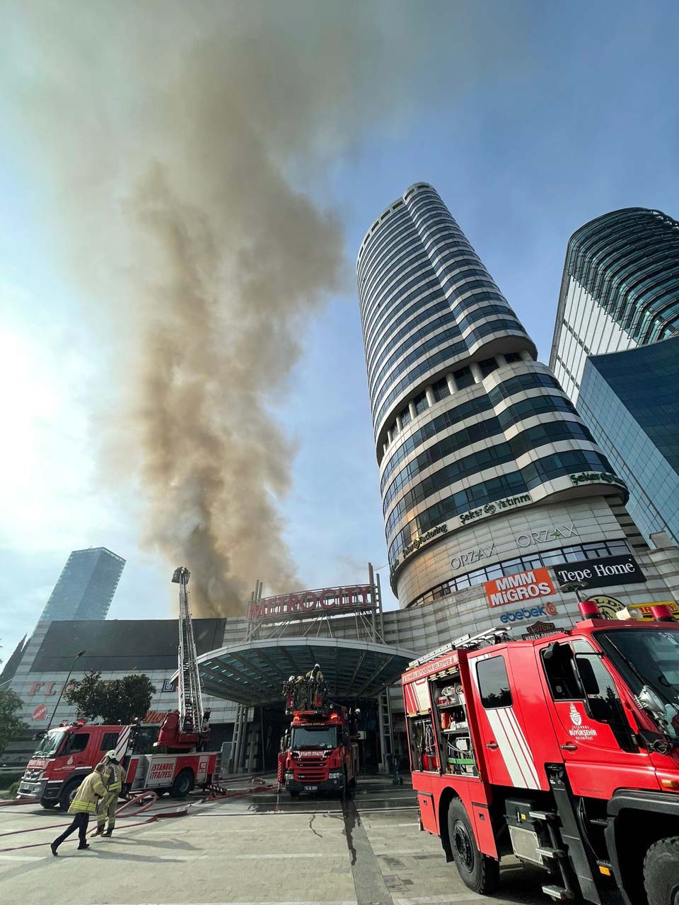 Son dakika | İstanbul Levent'teki Metro City AVM'de yangın çıktı! İtfaiye yangını güçlükle söndürdü