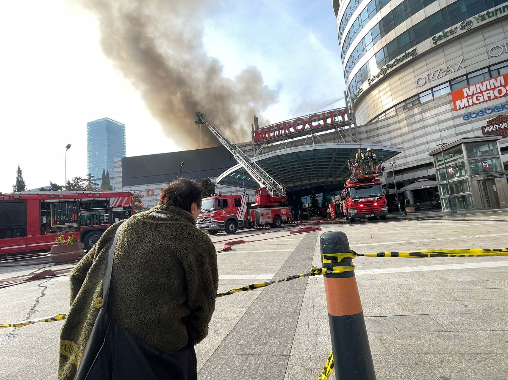 Son dakika | İstanbul Levent'teki Metro City AVM'de yangın çıktı! İtfaiye yangını güçlükle söndürdü
