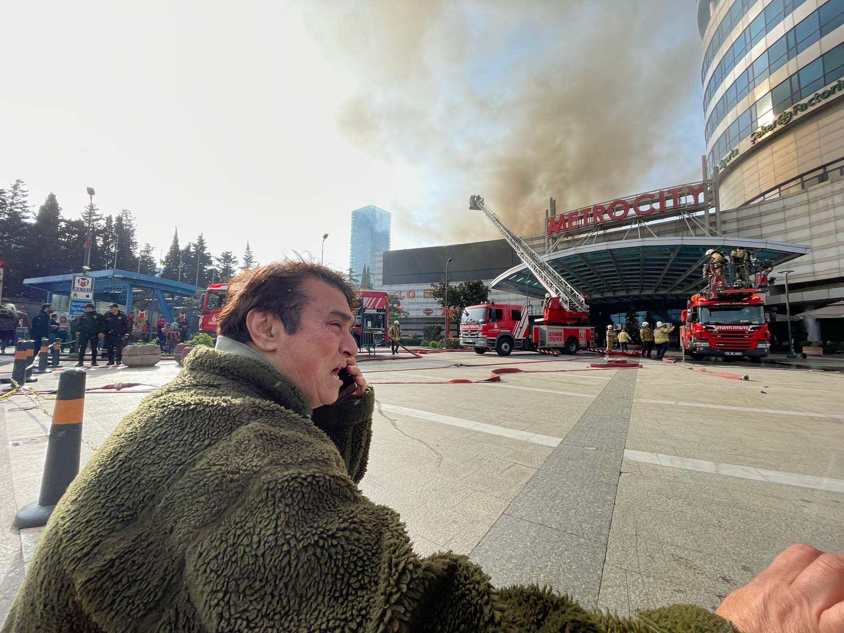 Son dakika | İstanbul Levent'teki Metro City AVM'de yangın çıktı! İtfaiye yangını güçlükle söndürdü