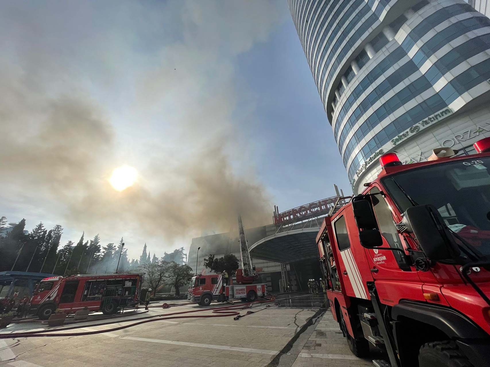 Son dakika | İstanbul Levent'teki Metro City AVM'de yangın çıktı! İtfaiye yangını güçlükle söndürdü