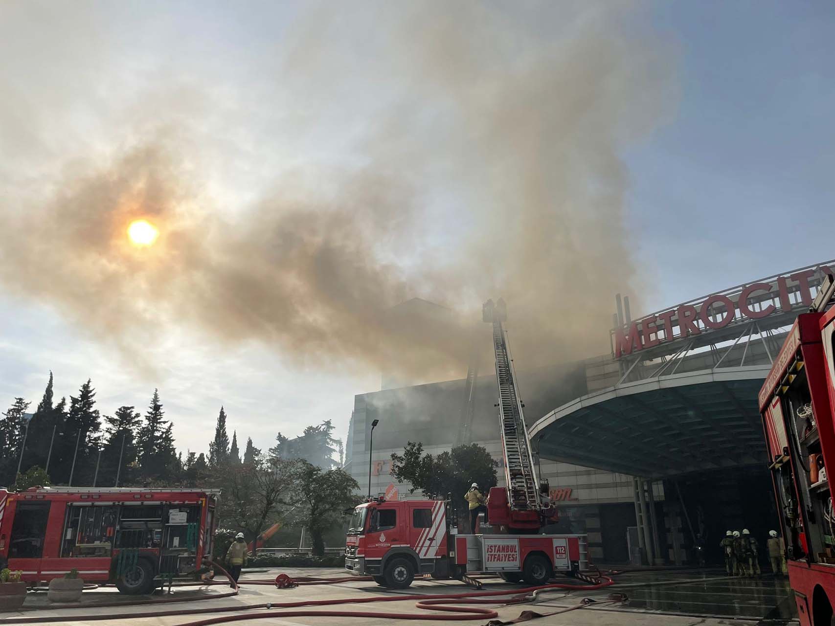 Son dakika | İstanbul Levent'teki Metro City AVM'de yangın çıktı! İtfaiye yangını güçlükle söndürdü