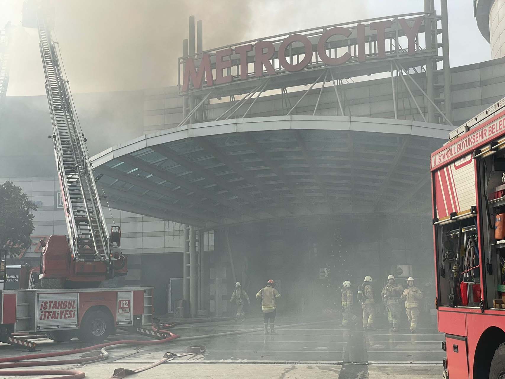 Son dakika | İstanbul Levent'teki Metro City AVM'de yangın çıktı! İtfaiye yangını güçlükle söndürdü