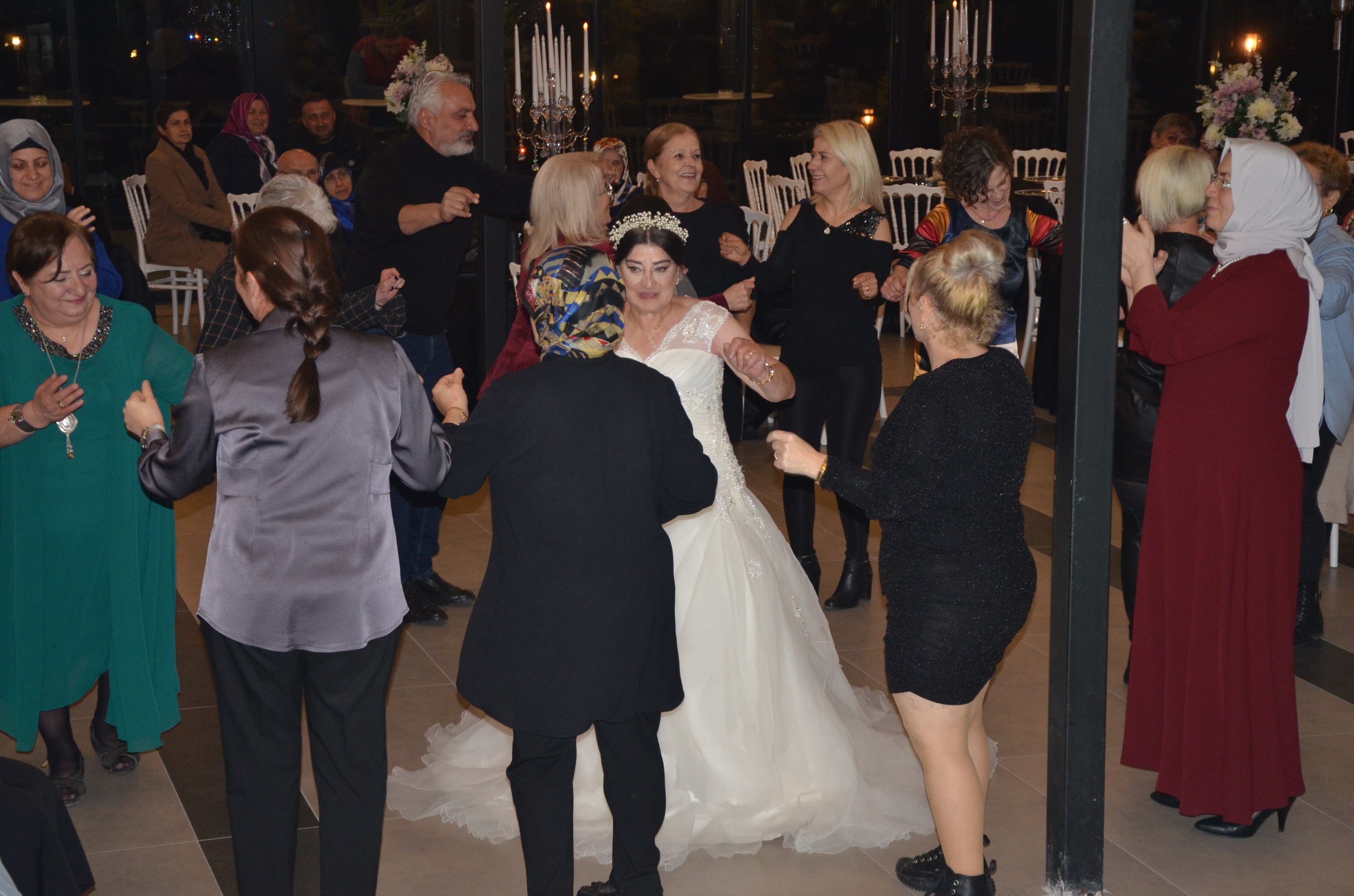 En büyük hayali evlenmekti! 62 yaşındaki kadın damatsız düğün yaptı, gelin oldu!