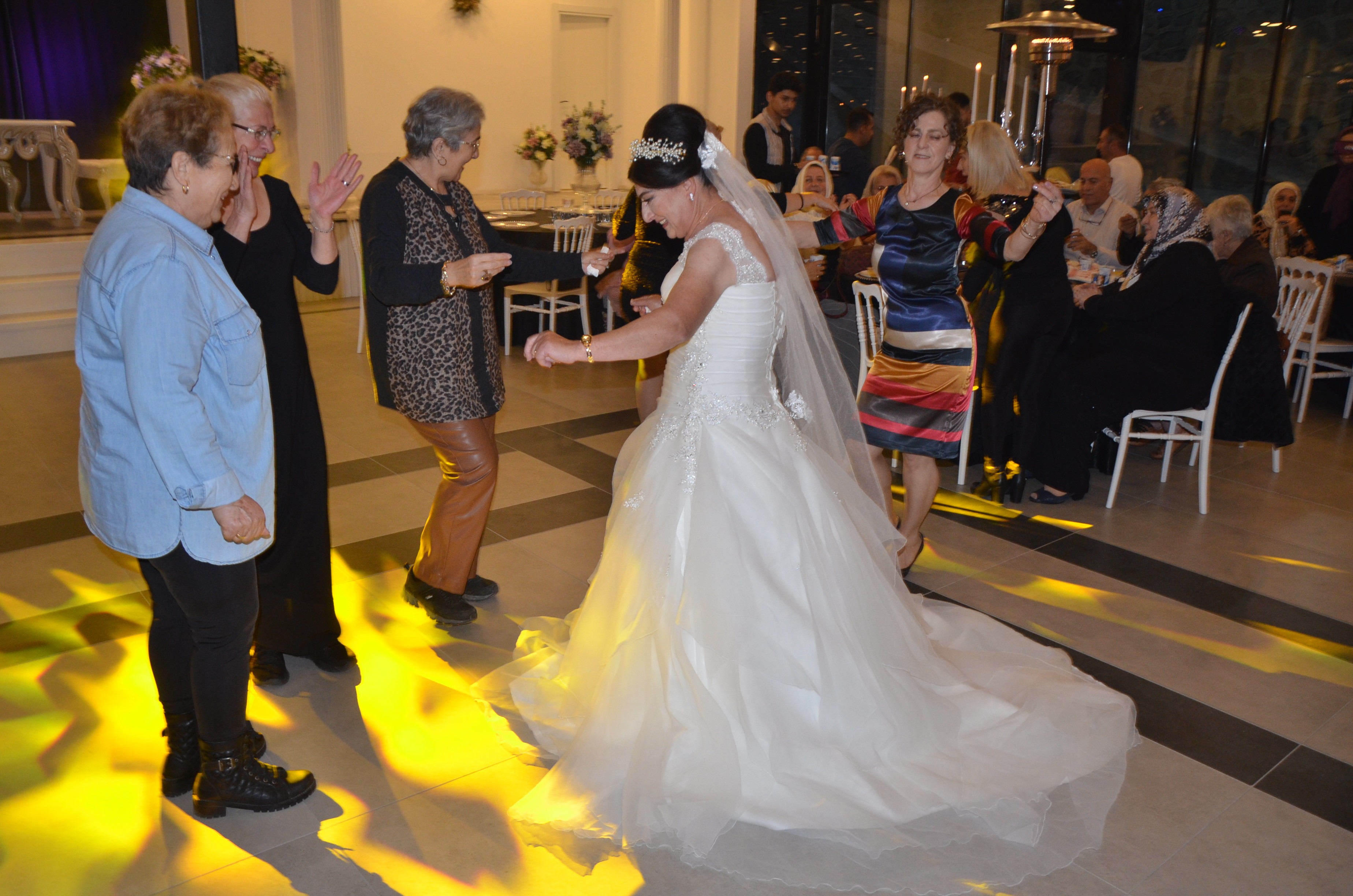 En büyük hayali evlenmekti! 62 yaşındaki kadın damatsız düğün yaptı, gelin oldu!