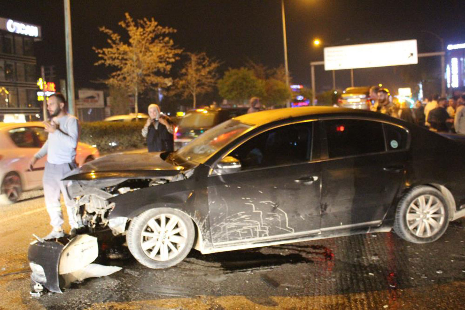 İzmir'de ehliyetsiz sürücü kaza yaptı! Araç gazinoya girdi: 5 kişi yaralandı