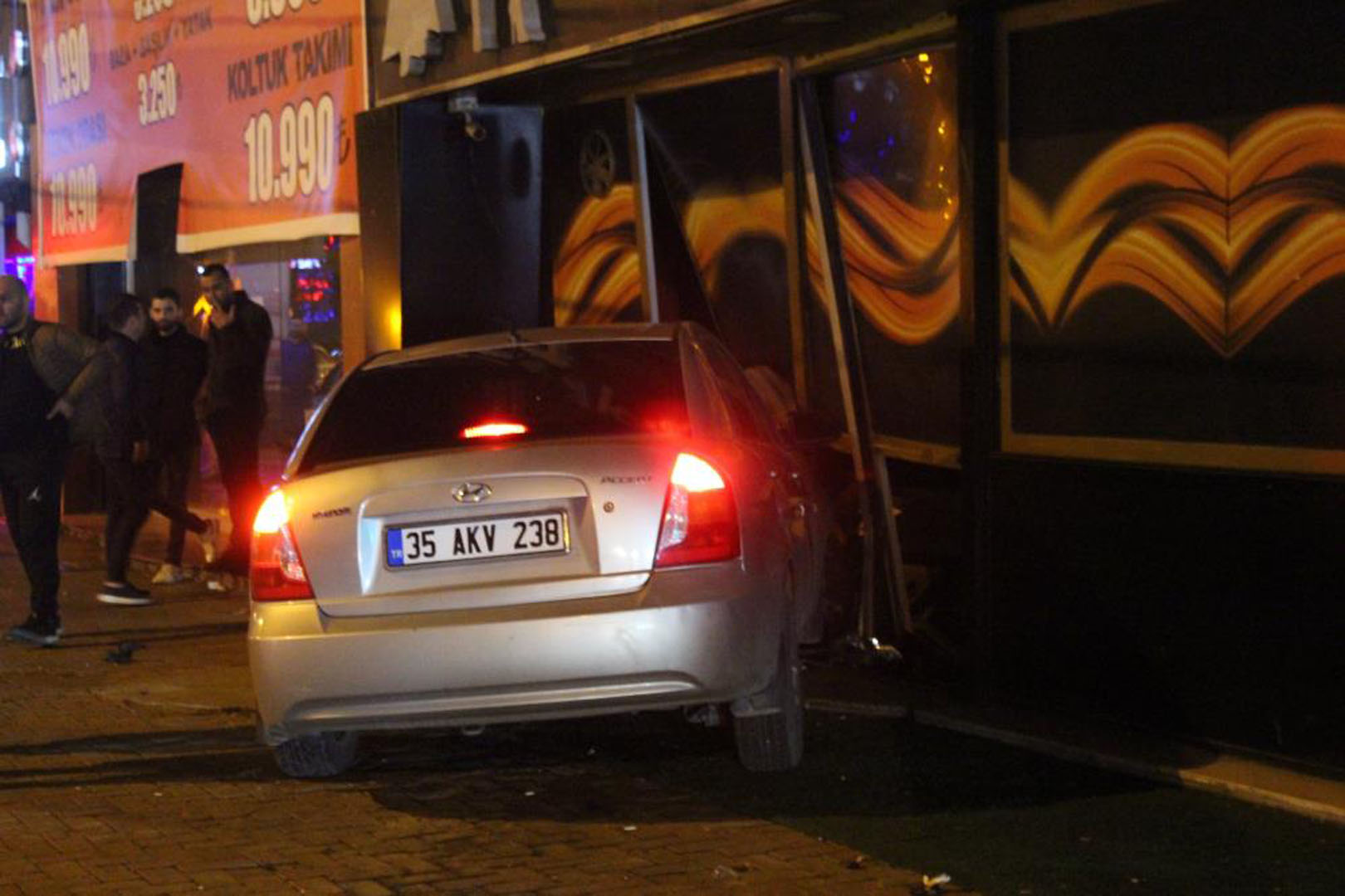 İzmir'de ehliyetsiz sürücü kaza yaptı! Araç gazinoya girdi: 5 kişi yaralandı