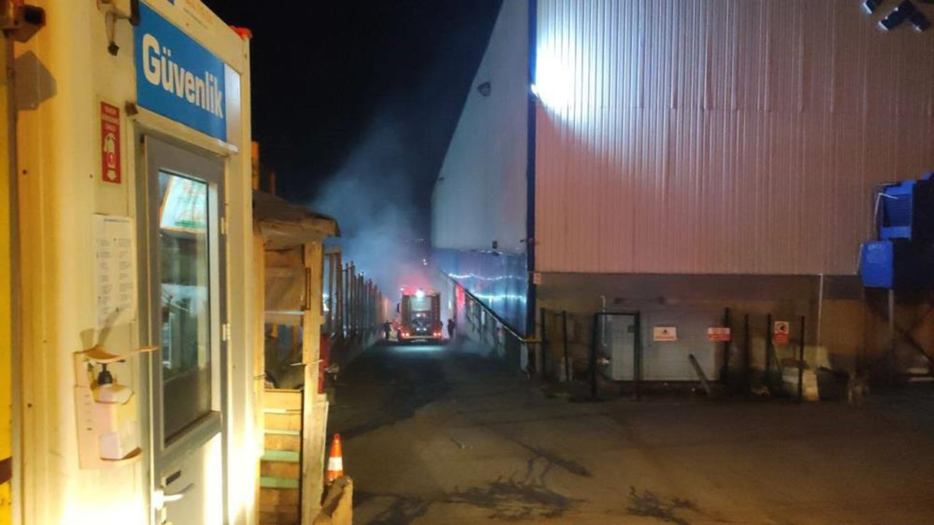 Kocaeli'de yangın: Kauçuk fabrikası alevlere teslim oldu