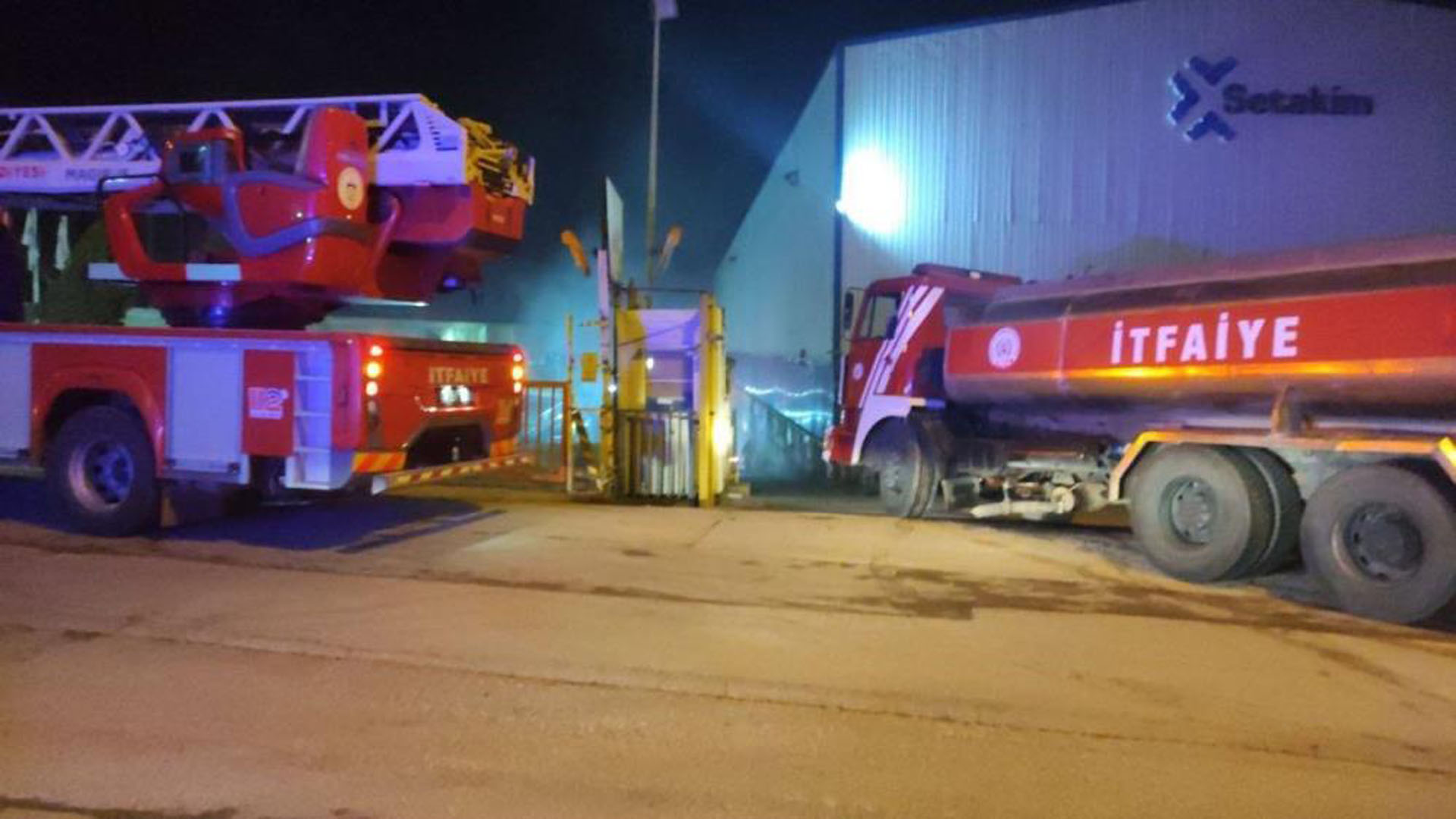 Kocaeli'de yangın: Kauçuk fabrikası alevlere teslim oldu