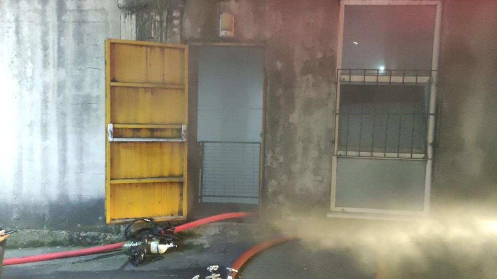 Kocaeli'de yangın: Kauçuk fabrikası alevlere teslim oldu