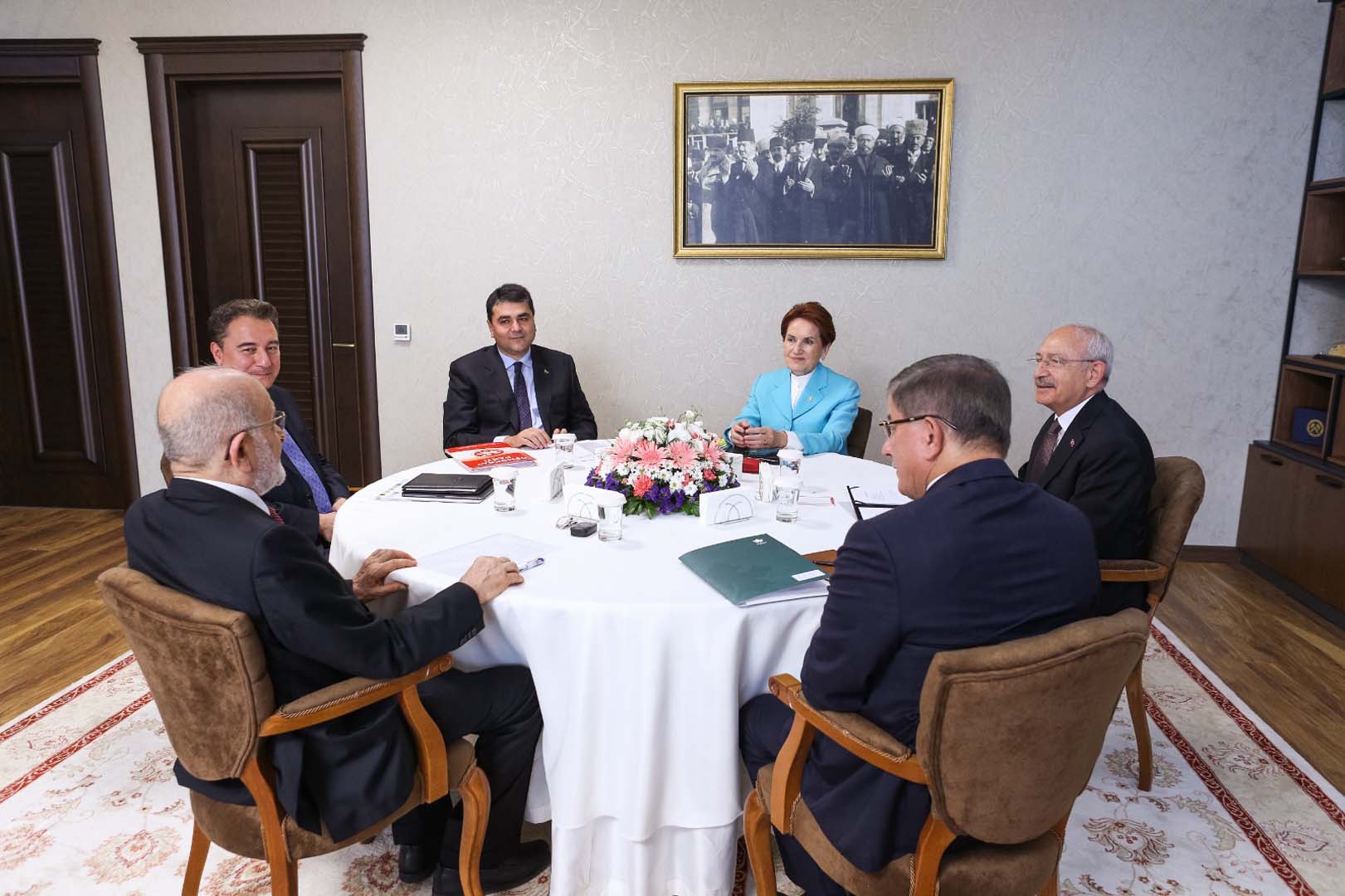 CHP yandaşı Özlem Gürses'ten aday belirleyemeyen altılı masaya tepki: "Erdoğan daha uzun süre Türkiye'de seçim kazanmaya devam eder"