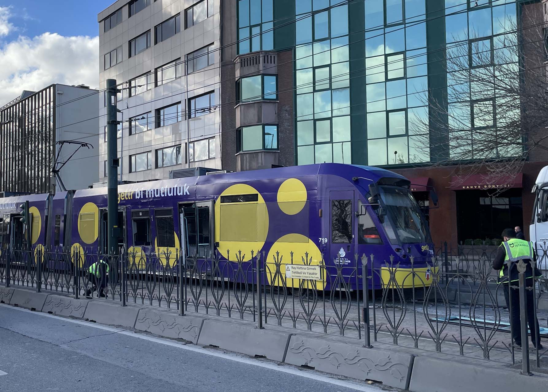 Son dakika! İstanbul'da tramvay kazası: Yaralılar var