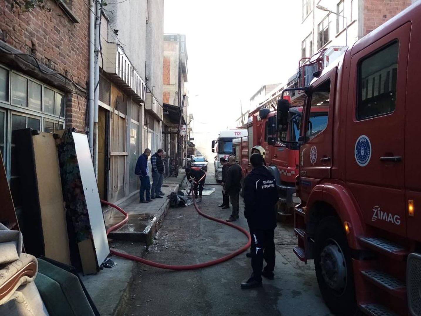 Mobilyanın başkentinde yangın: İmalathane alevlere teslim oldu