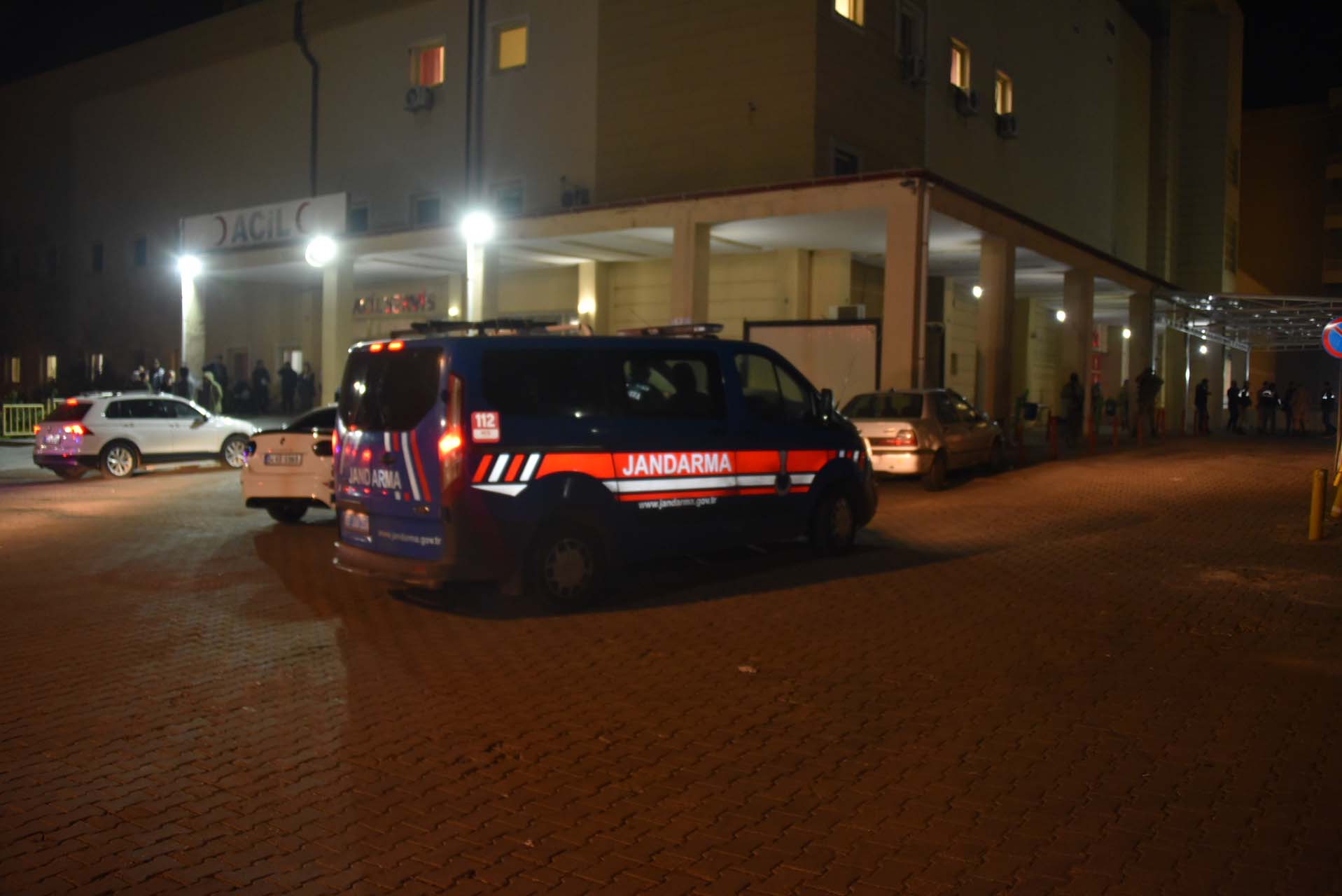 Şanlıurfa'da arazi anlaşmazlığı! Kepçe operatörü yakınlarını çağırdı, taşlı sopalı kavga çıktı: Yaralılar var 