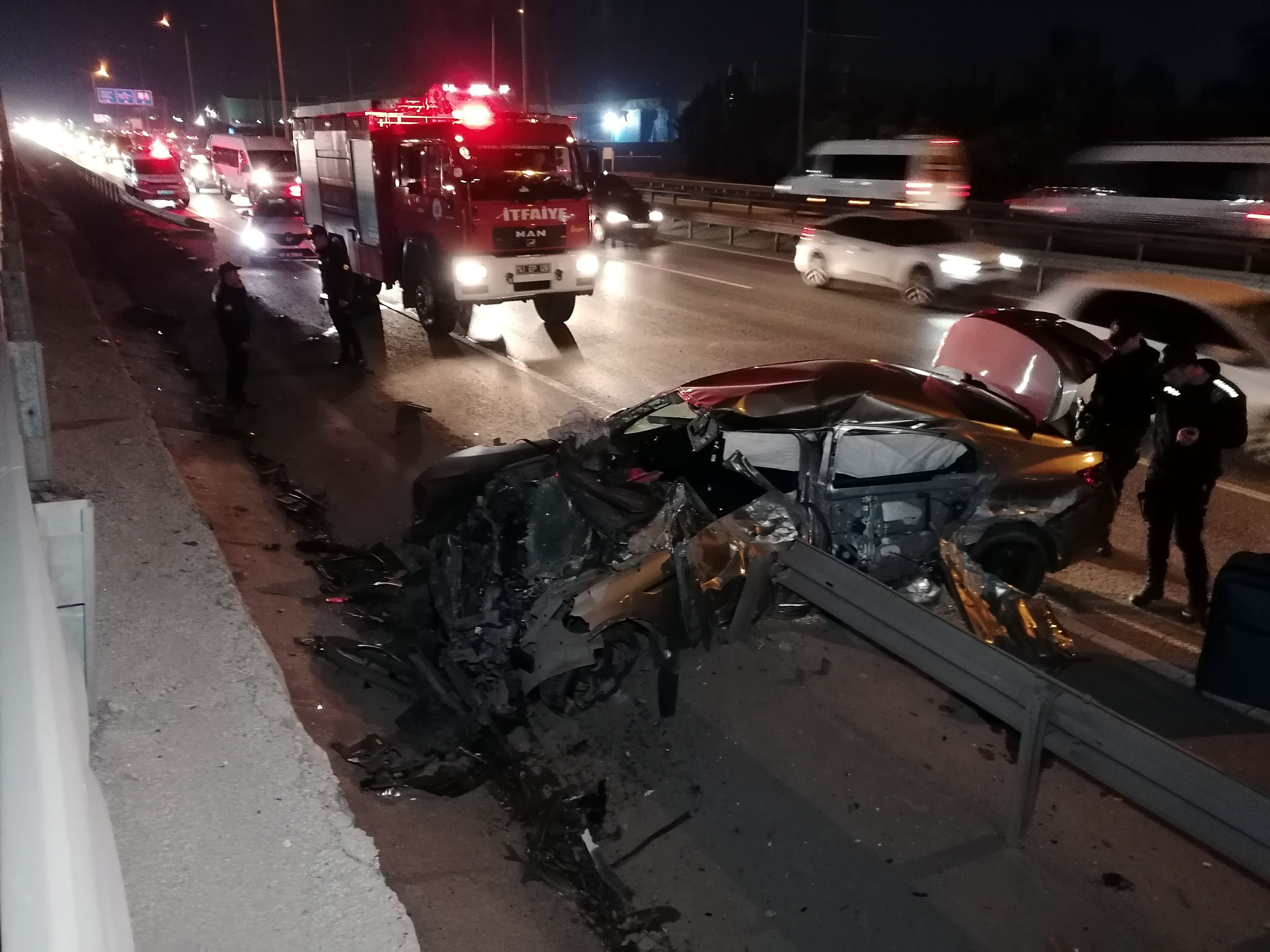 Kontrolden çıkan otomobil bariyerlere ok gibi saplandı: 2 yaralı