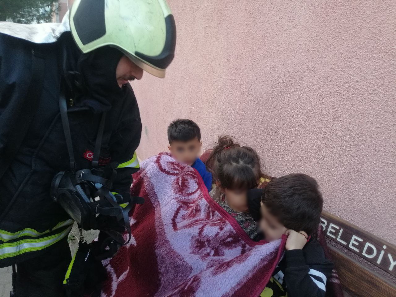 Kocaeli’de bir annenin çaresiz anları! Evde yangın çıktı, 3 çocuğuyla alevlerin arasında kaldı!