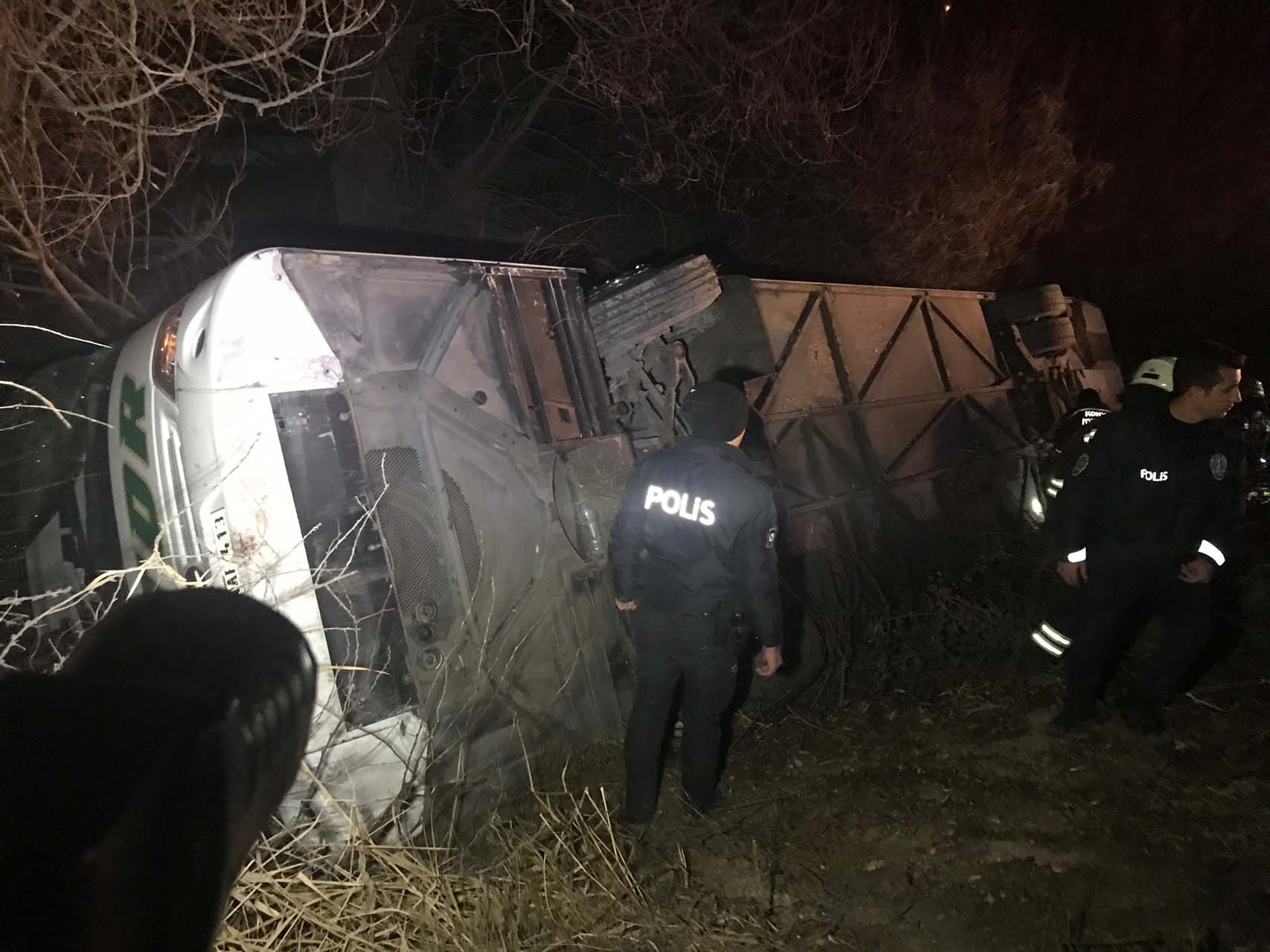 Konya Ereğli'de yolcu otobüsü şarampole devrildi: Çok sayıda yaralı var